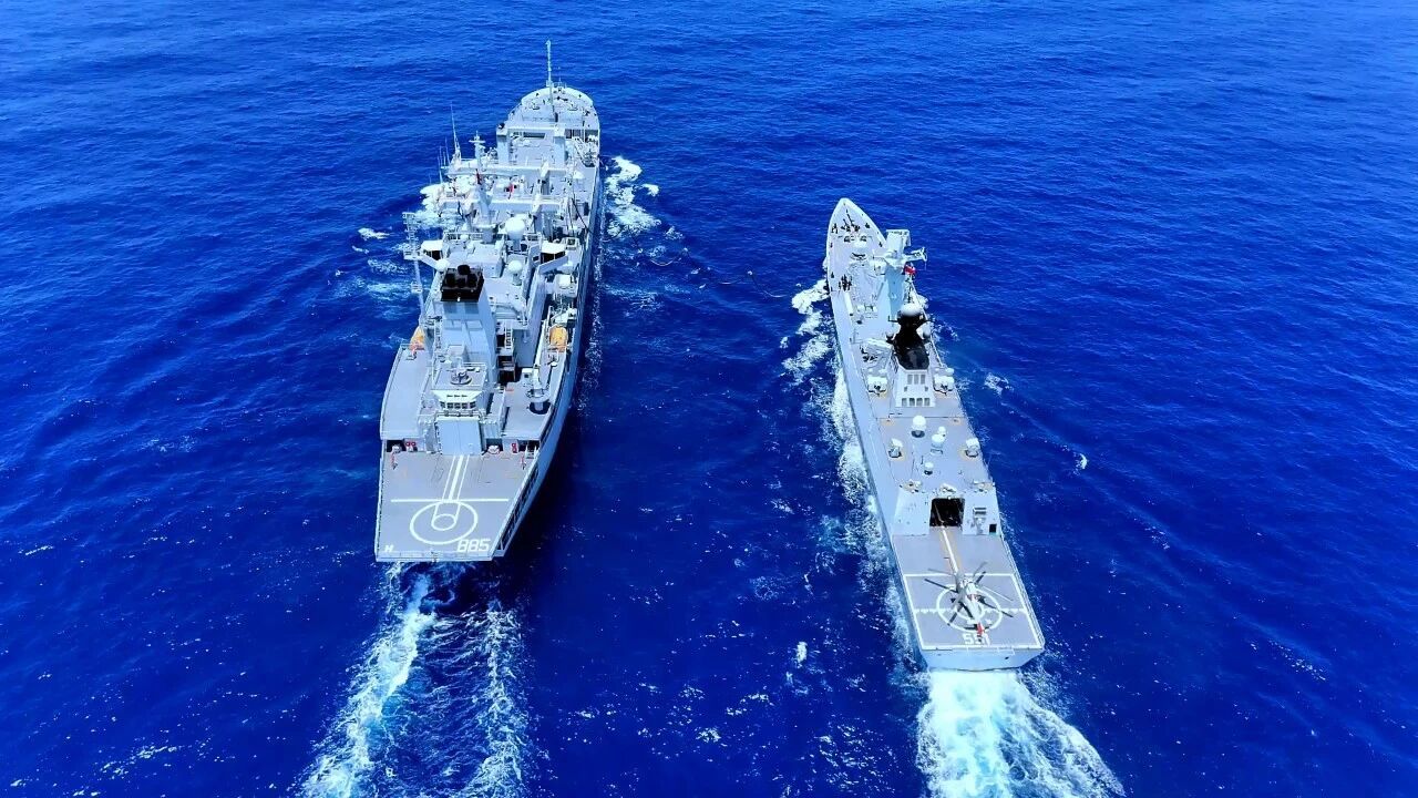 905青海湖舰、904B军山湖舰为054A巴彦淖尔舰进行横向 / 纵向补给 烽火