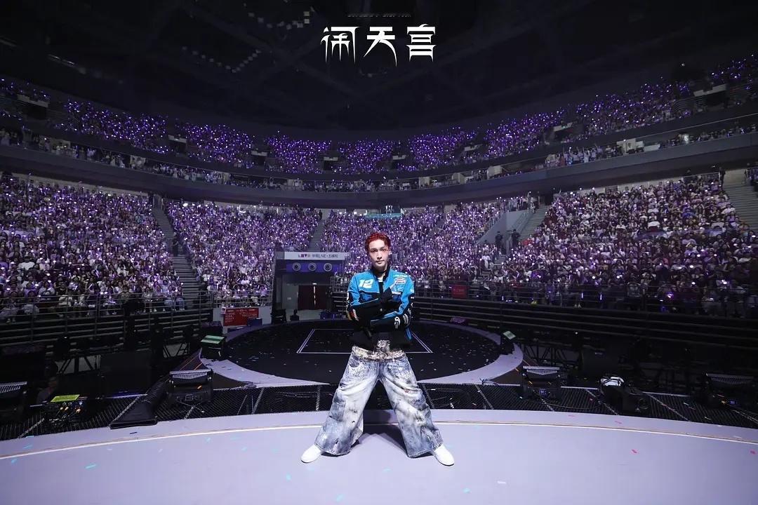 张艺兴演唱会这个上座率  包厢都好多人啊 全是人 ​​​