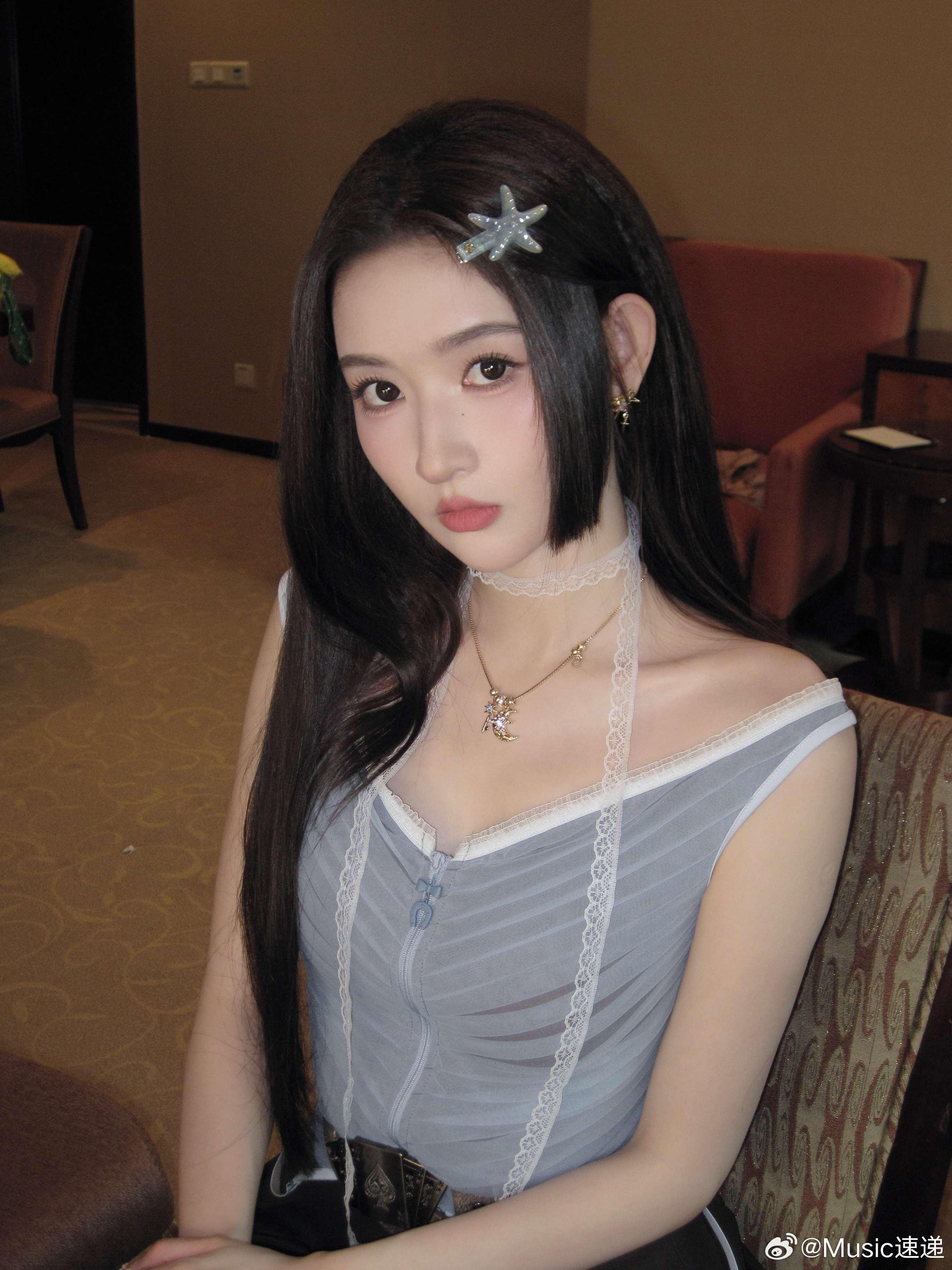 谁给王玉雯做的发型、王玉雯挂脖蕾丝蕾丝与发型的完美碰撞！王玉雯挂脖蕾丝造型温柔出