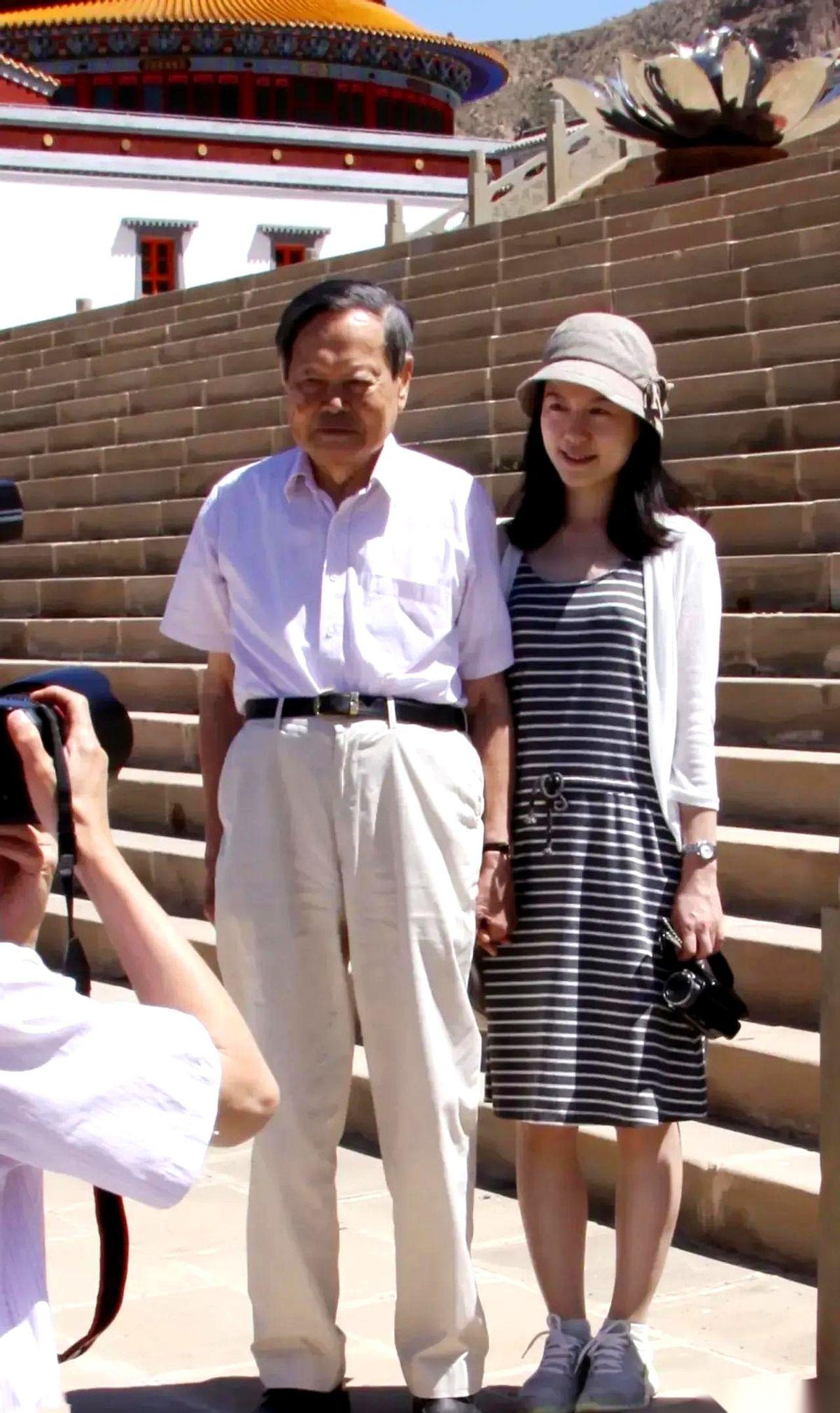 我跟你说个事儿，我今天真的破防了。
就看到一张杨振宁先生89岁在宁夏旅游的照片。