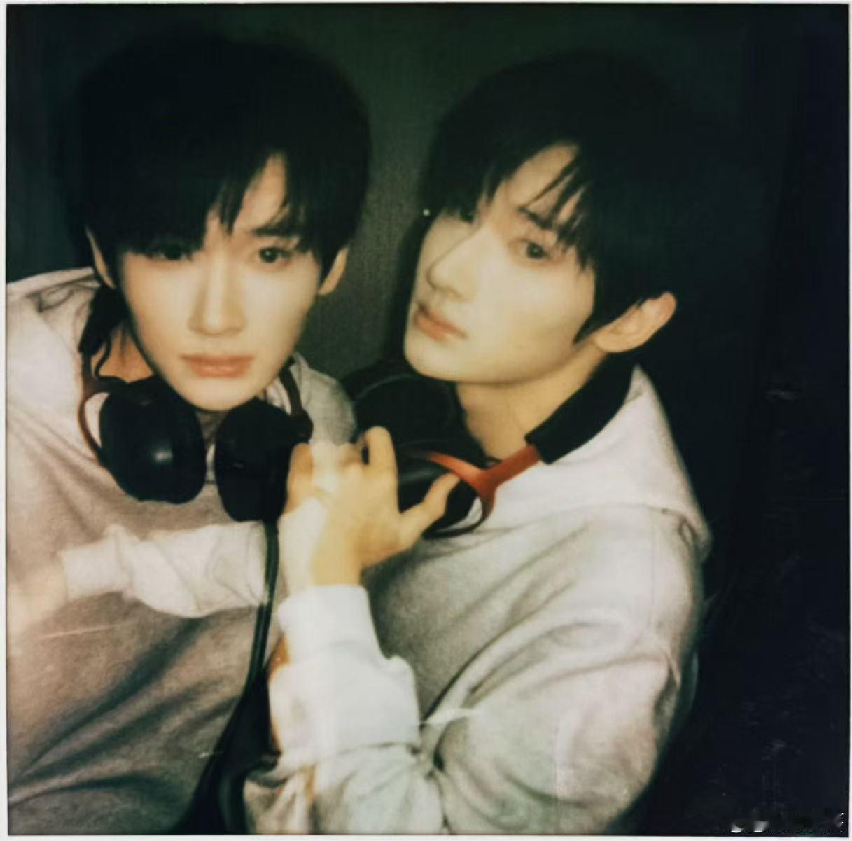 在张杰演唱会偶遇余宇涵 本来是冲张杰来的，结果意外偶遇余宇涵，他拿着荧光棒跟着唱