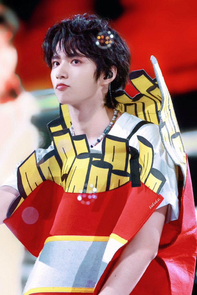 刘耀文你是一包薯条，我嚼嚼嚼嚼嚼，像儿童餐玩具一样可爱 ​​​