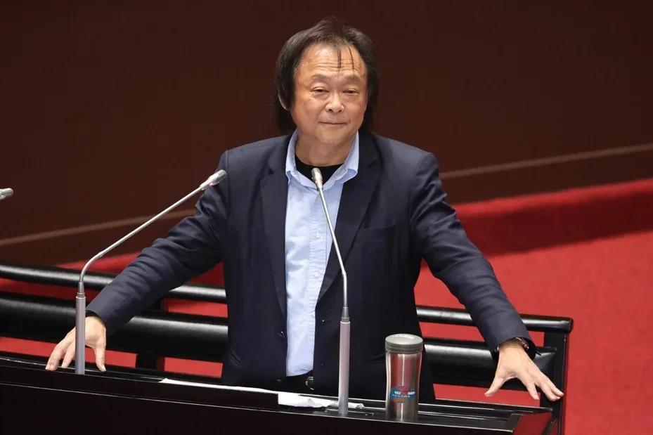 民进党集体围剿万美玲之子佀广洋，王世坚批他是纨绔子弟
国民党立委万美玲之子佀广洋