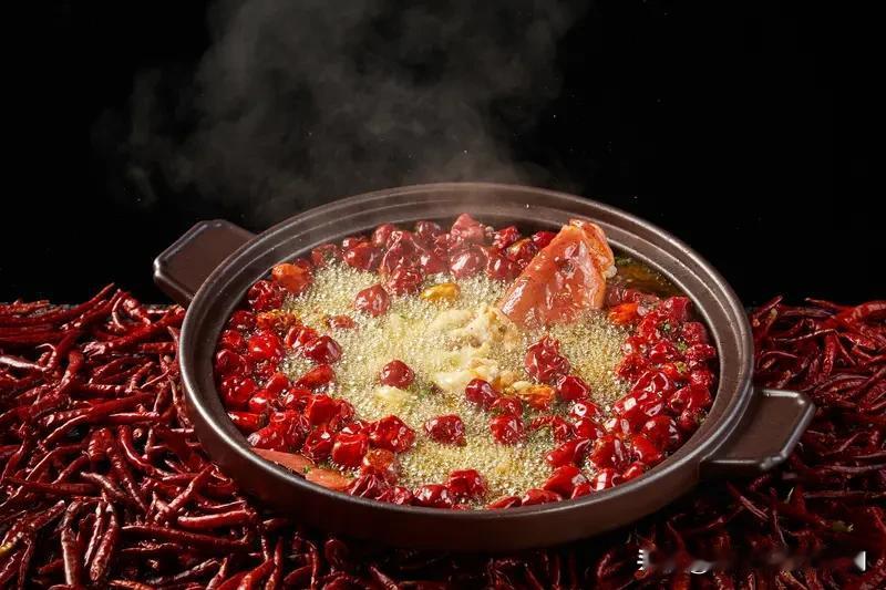 我试着对出下联“重庆小面誉九州”。四川火锅闻名遐迩，那股独特的鲜香能飘到四海之远