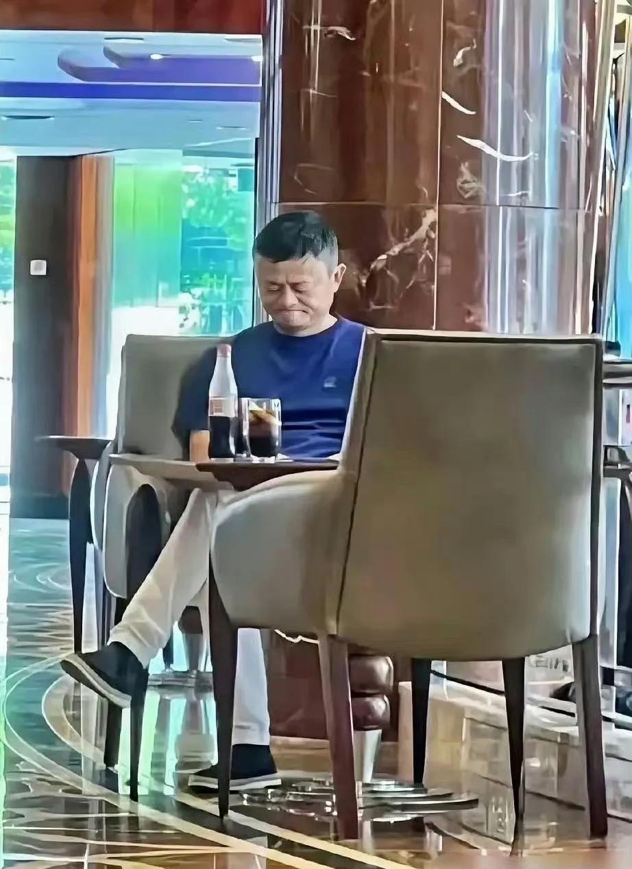 马云一个人坐在这里，是在等人吗？他皱眉抿嘴的样子看着好搞笑哦，不用说他肯定是有点