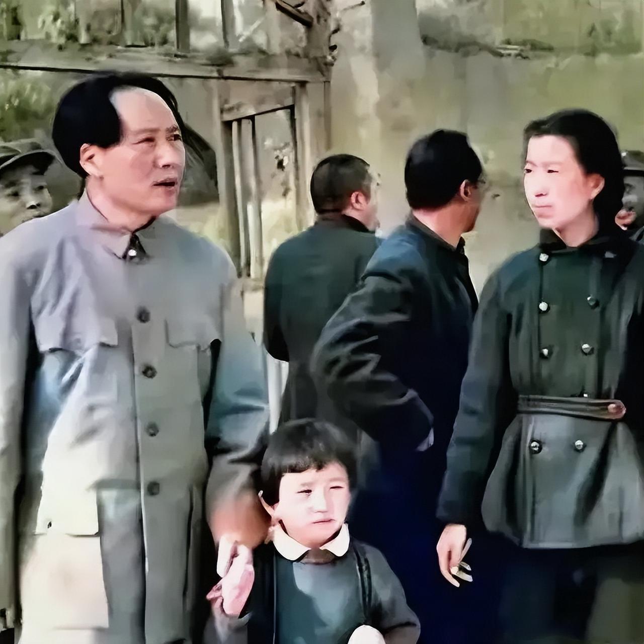 在延安的岁月长河中，有这样一张满含温情与质朴的照片。画面里，毛主席与妻子领着尚幼