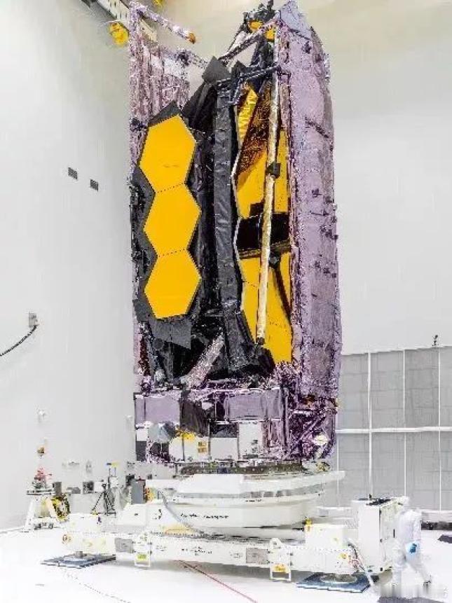 与此同时韦伯还在早期宇宙中发现了不该出现的大质量黑洞，一个诞生于宇宙大爆炸后仅7