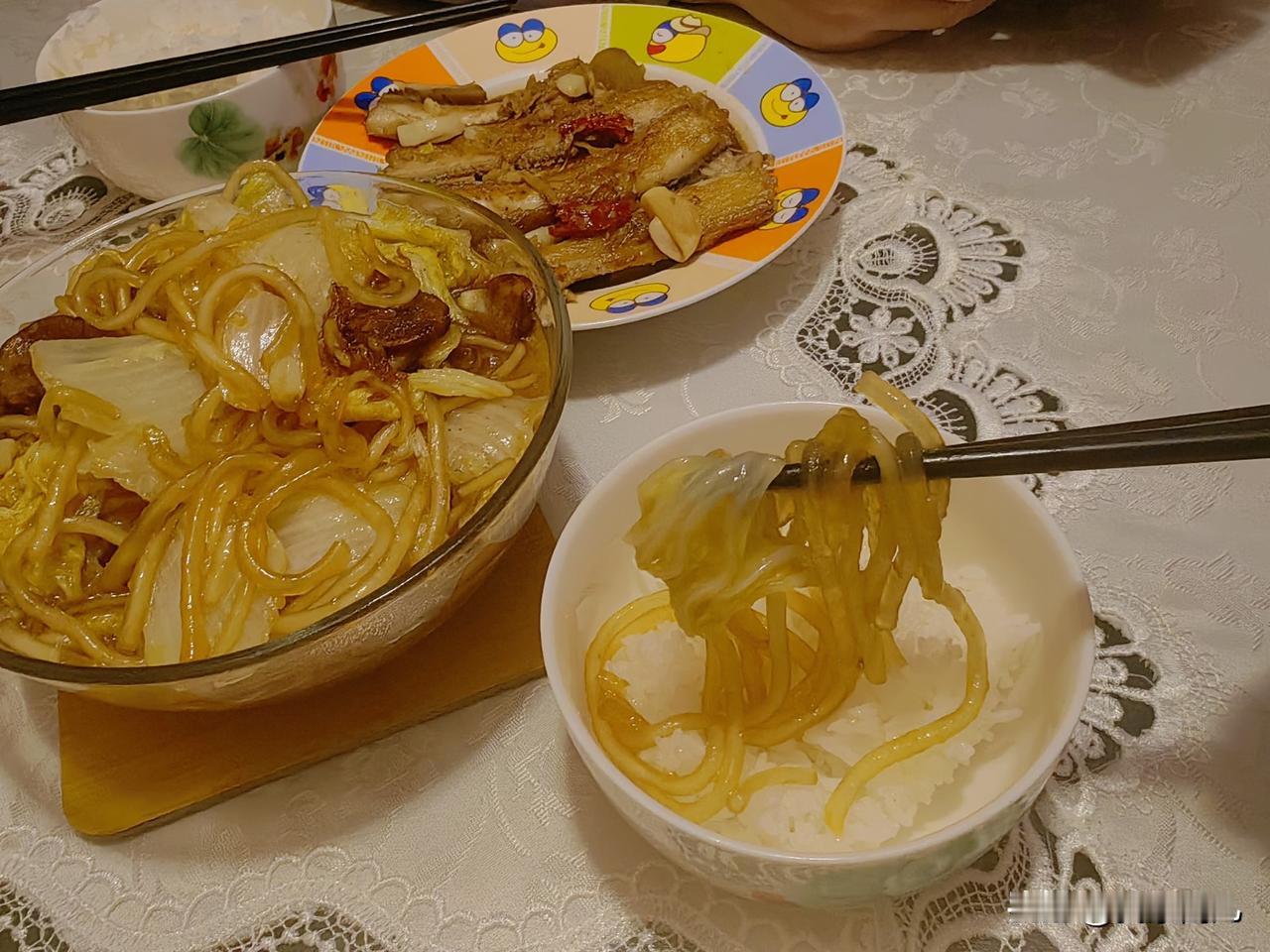 红烧带鱼就算“硬菜担当”，用料酒和姜片腌上十分钟去腥味，裹一层薄薄的淀粉，下油锅