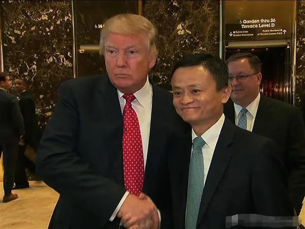 马云和特朗普握手以及马云和奥巴马握手有什么不一样！马云和特朗普握手只是抿嘴微笑，