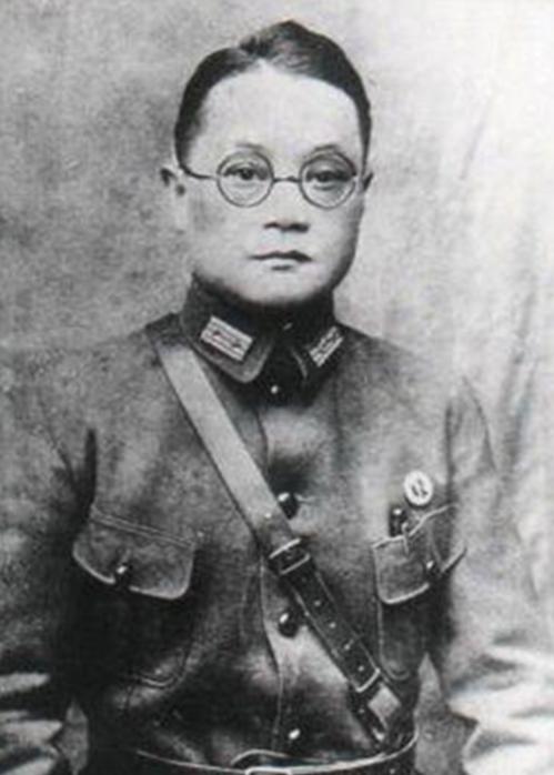 1949 年，国军上将潘文华决定起义，却发现七姨太是特务，为了不打草惊蛇，他对七