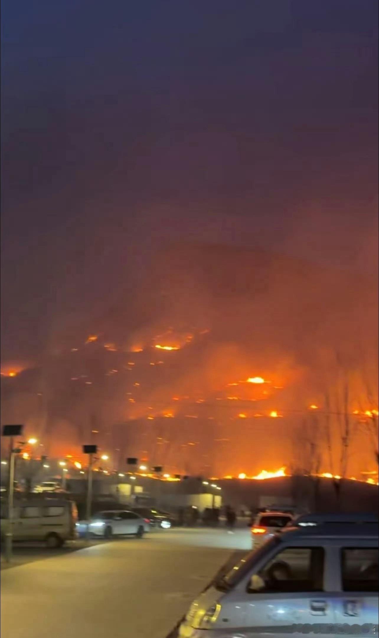 石家庄山火大家一定要注意安全啊 尤其是山附近不要烧纸烧秸秆！ 