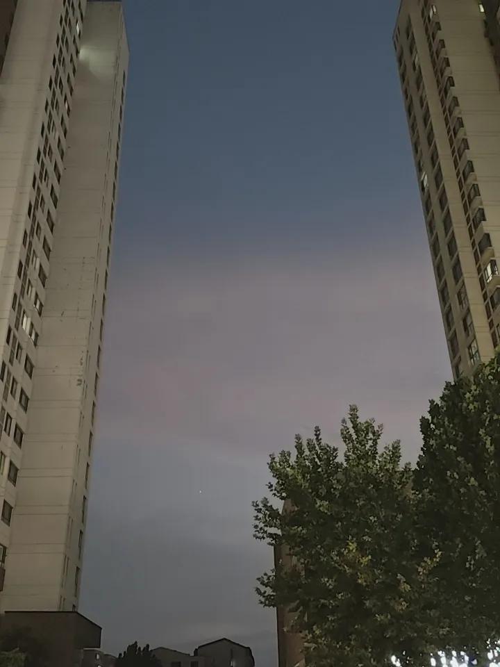 今天的云，不同以往，真的好美！
公园傍晚的天空 城市傍晚云彩 晴日随手拍 城市路
