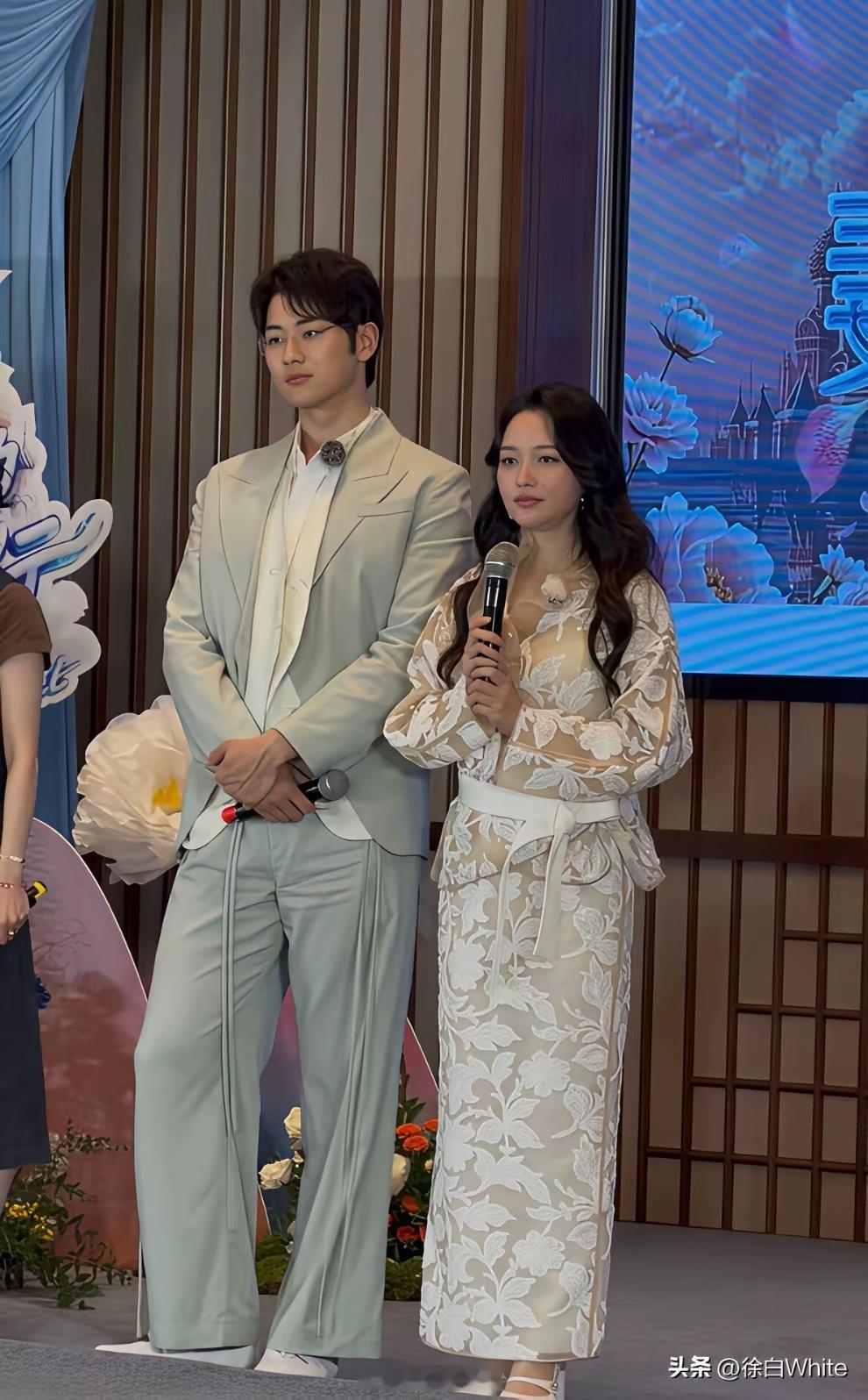 4月27日，金莎出席发布会，孕相好明显！刻意用腰带束腰，反而更显肚子，孕相藏不住