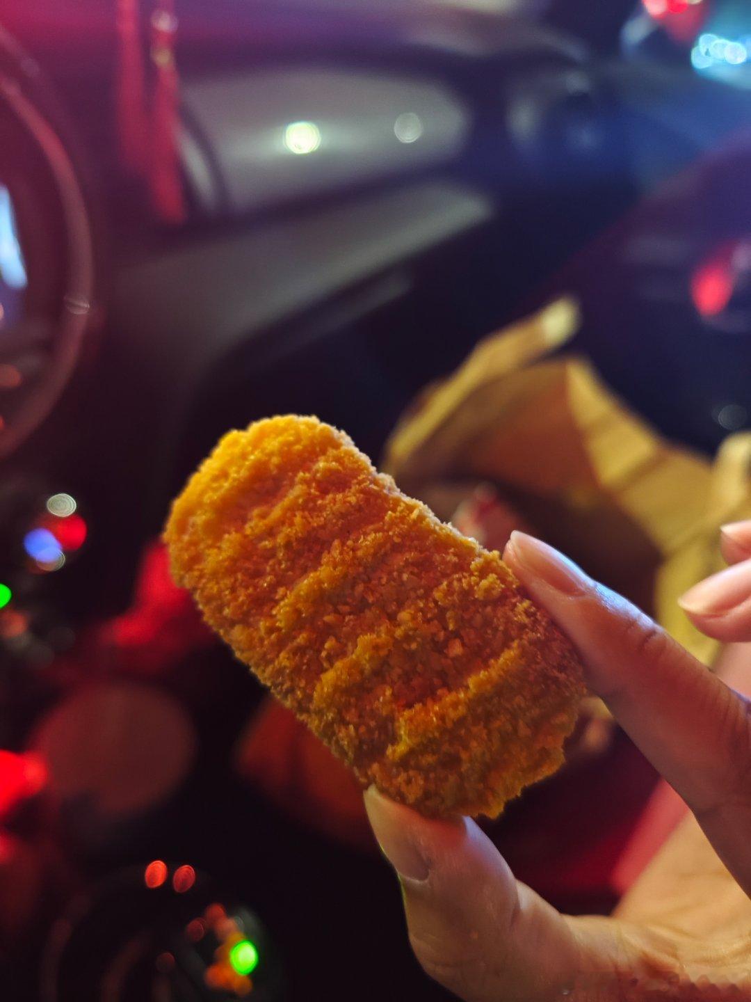 哦豁，肯德基贝贝鸡块，好评它上面涂了一层像是甘草粉的东西，甜甜的，很有味道哦