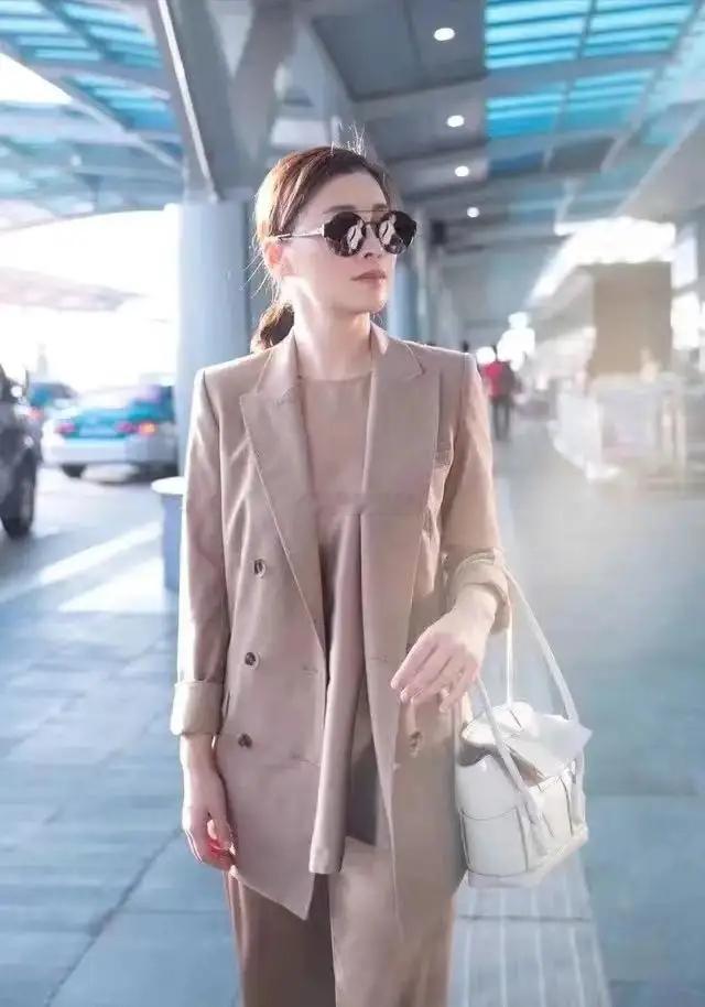 梅婷这组机场私服，整套造型仅仅依靠两个色彩搭配，没有花哨印花，没有夸张饰品，简简