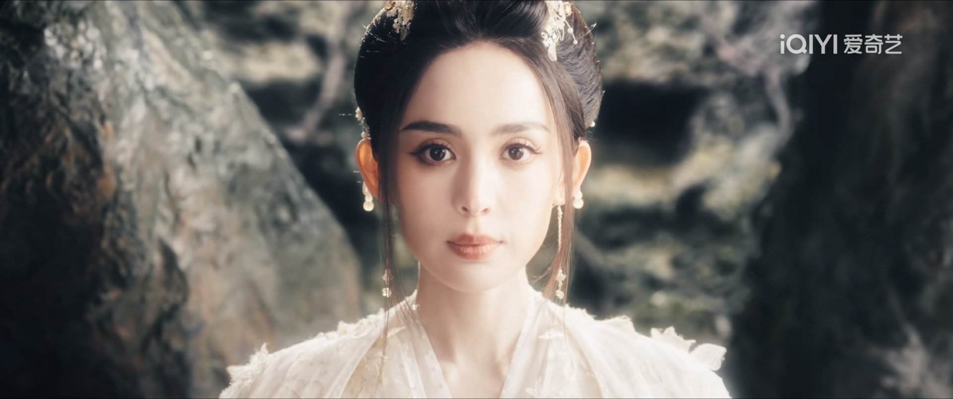 除了打光，这剧化妆师问题很大给扎画成大小眼了 ​​​
