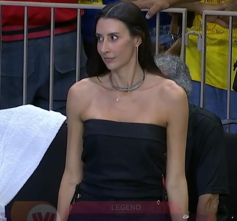 为冠军颁奖的谢拉好美科内利亚诺世俱杯银牌朱婷女排世俱杯