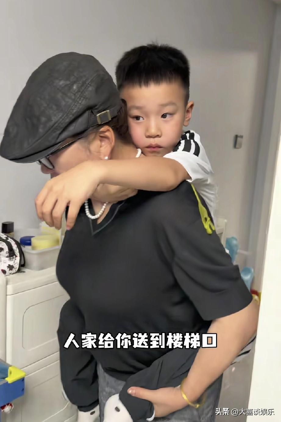 我要是秋天，长大都得恨他妈妈。

为了拍视频有流量，从小就把他曝光在镜头之下，离