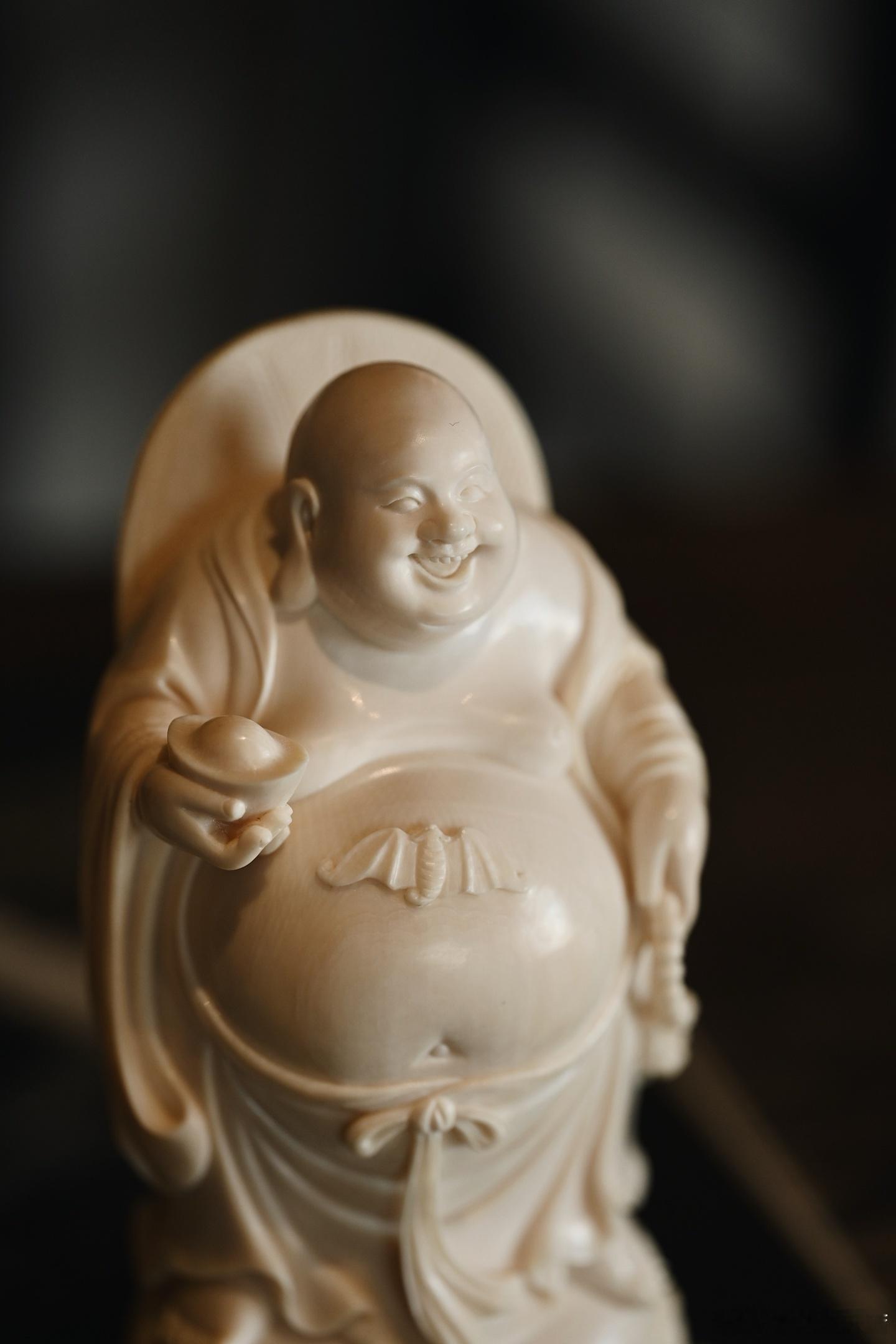 猛犸“布袋弥勒佛”质地温润凝脂，色泽匀净细腻，雕刻弥勒开怀大笑，大腹圆融，腹上浮