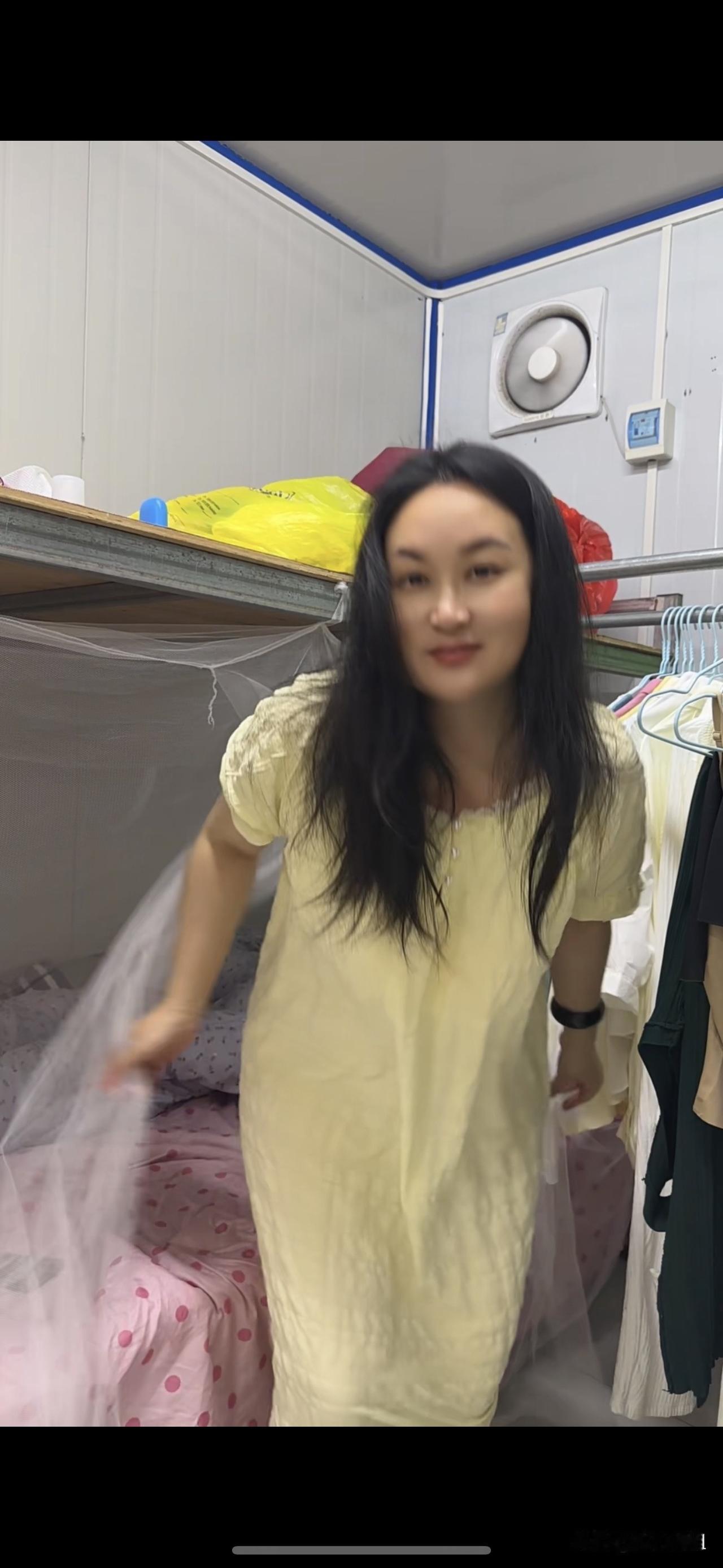 快看，我可爱的铁架小床。

几块钱的蚊帐也能防蚊，房间有空调，吹空调还可以吹衣服