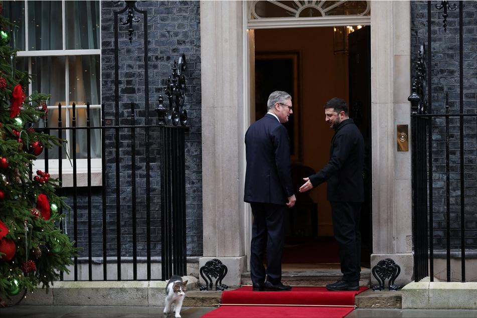 这段话是英国首相斯塔默说的：

 “我们必须记住，这场冲突已经持续了将近四年，占