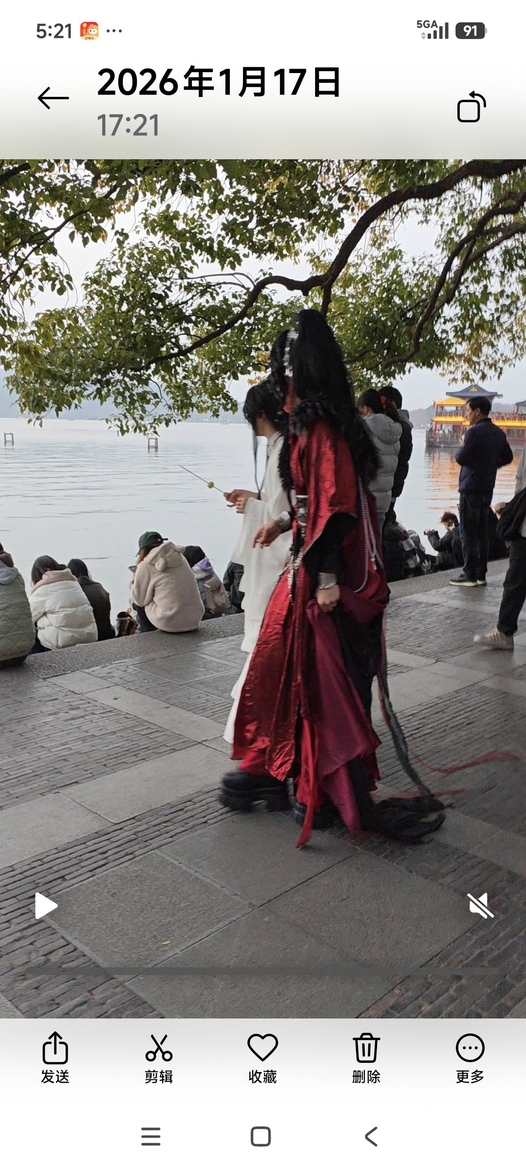 你能看出来下面杭州西湖照片中穿汉服的那个是男生吗？没想到吧？男生也可以把汉服穿的