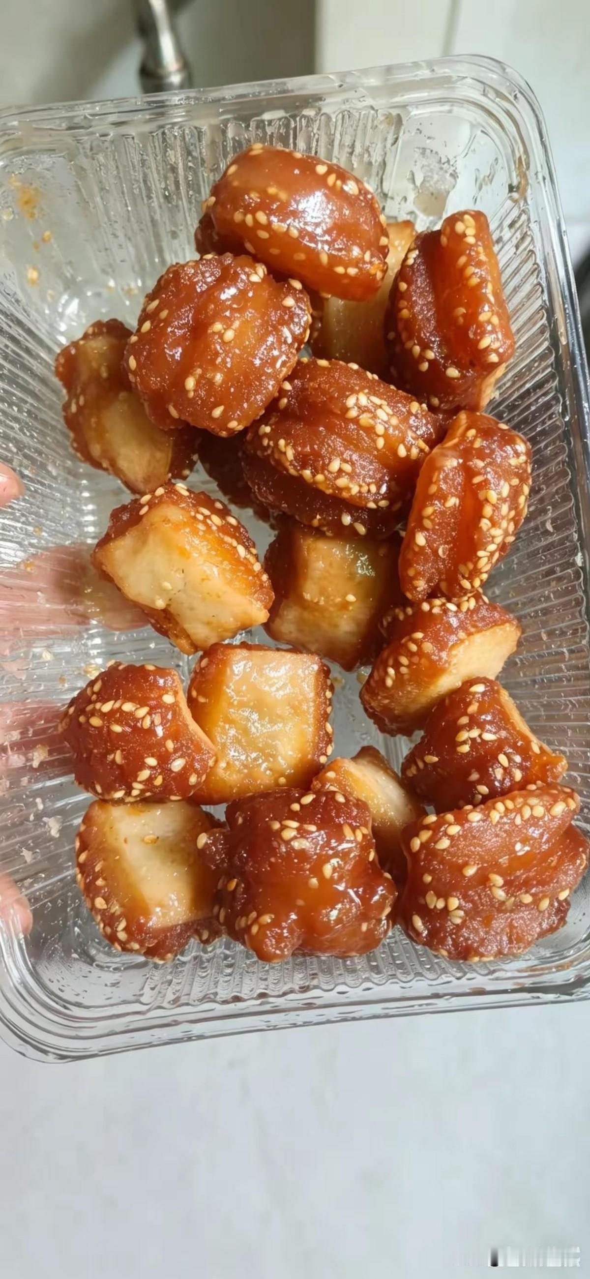 路过糕点店看到蜜三刀，油亮油亮的撒着芝麻，小时候最爱吃，称了一斤。回家吃了两块，