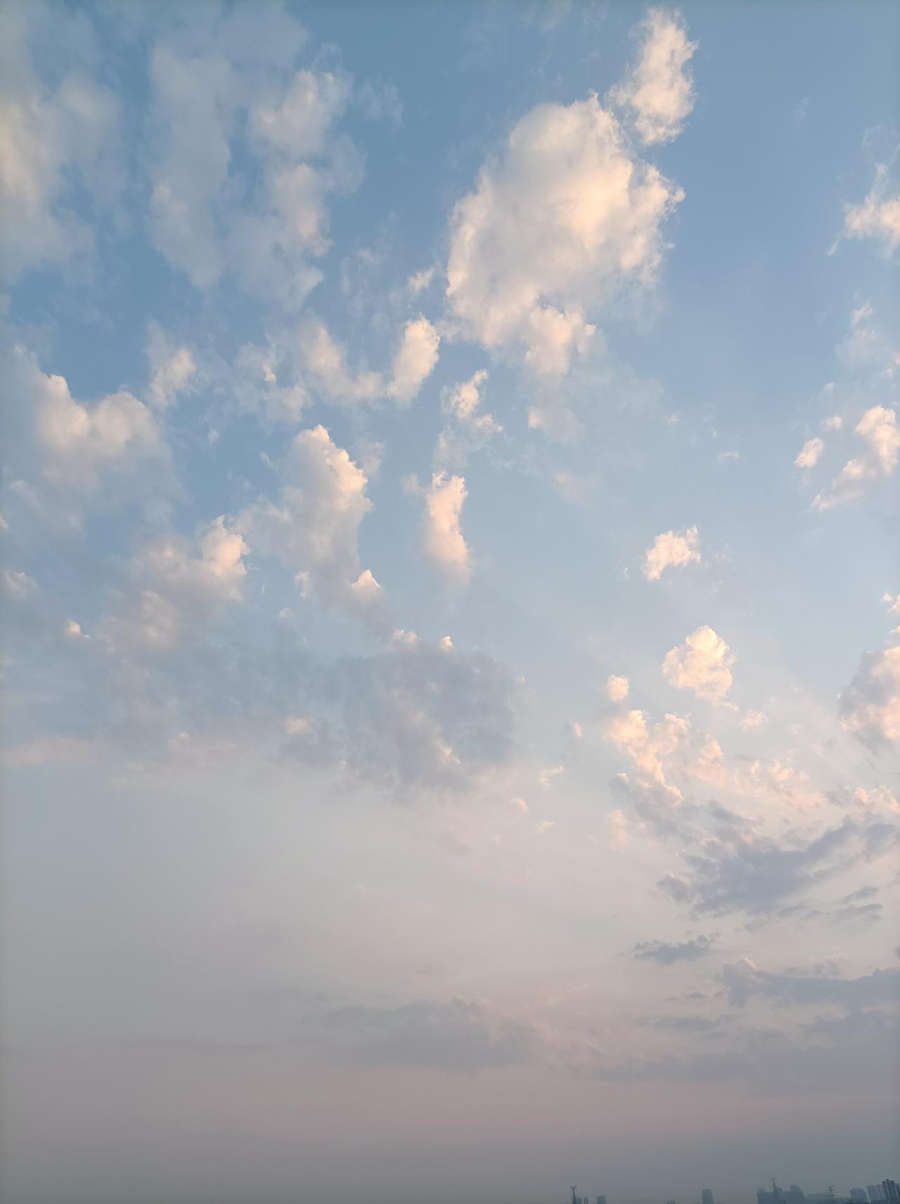 我拍到的落日瞬间这几天深圳雾霾太严重了，落日夕阳也没有出现，昨天晚上天上有了夕阳