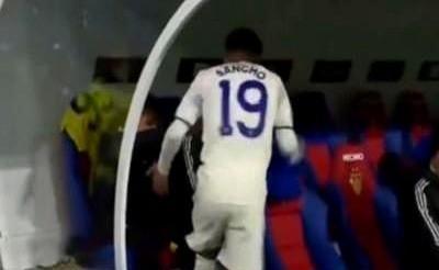 球队创111年纪录，功臣竟是被骂下场的他。
比赛贡献是零，被换下时却怒火冲天。