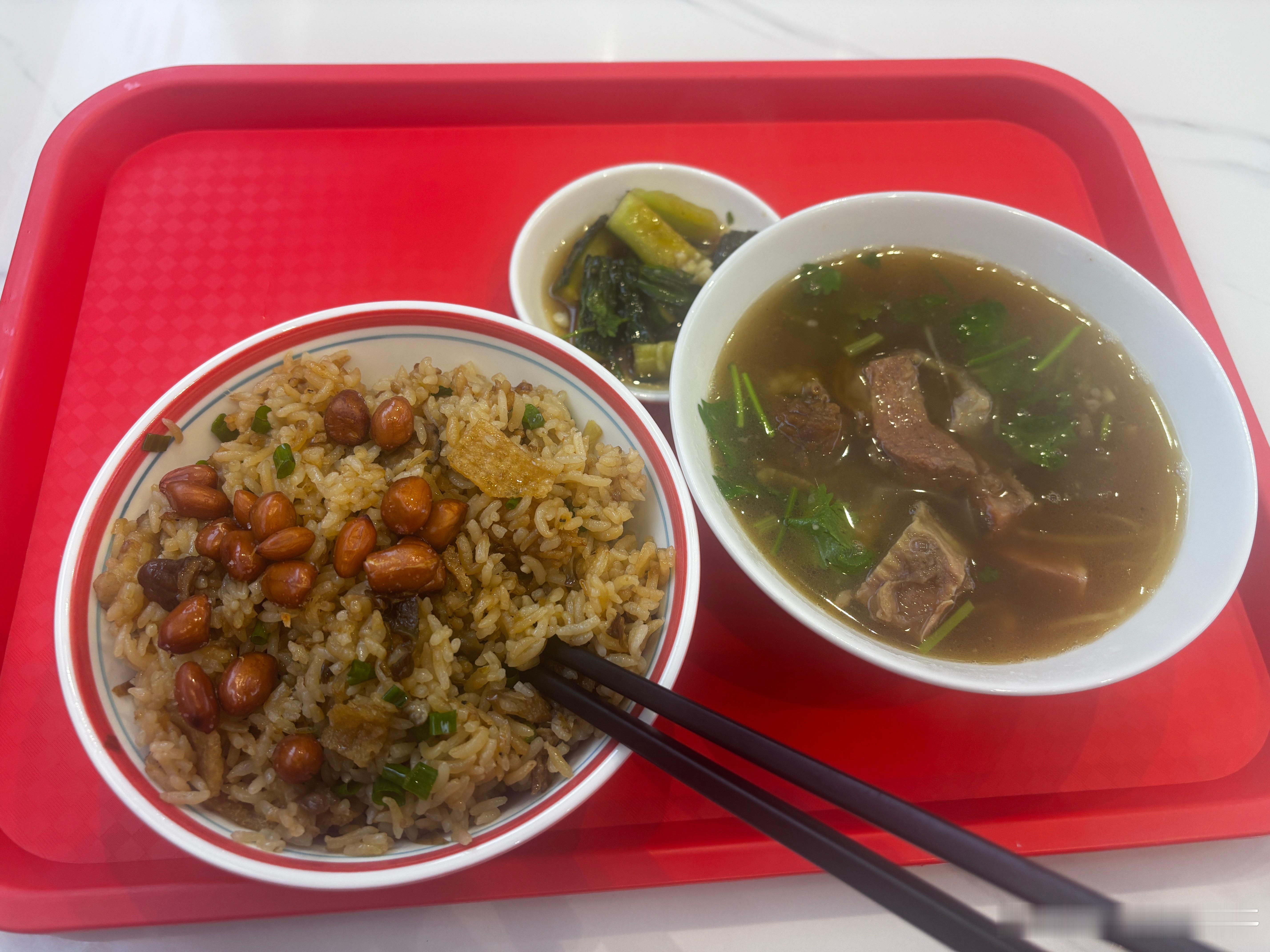 经常去吃的一家闽南咸饭关门了，又少了一个好吃的地方。餐饮行业太卷了，几乎每天都有