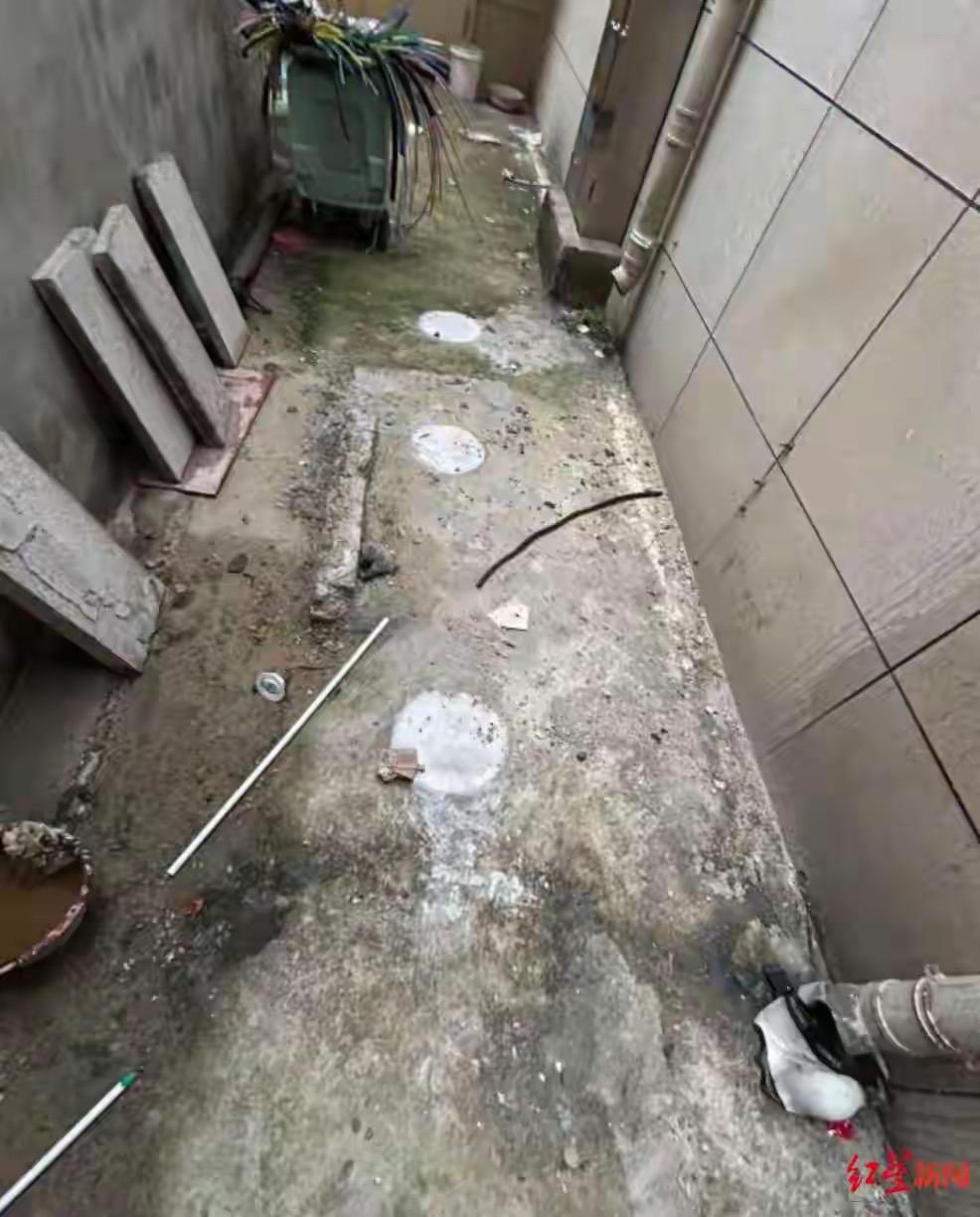 安徽六安市霍山县一小区出大事了，有个担任多家公司高管的业主，私挖近300平方米地