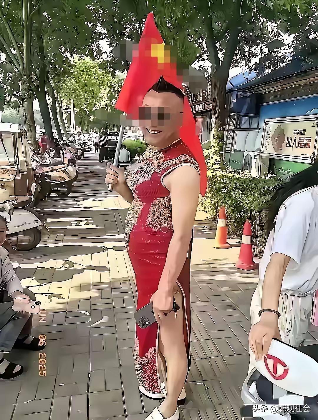 有网友说下面这张照片是2025年一位考生家长穿旗袍照片，不知道这位家长的孩子考到