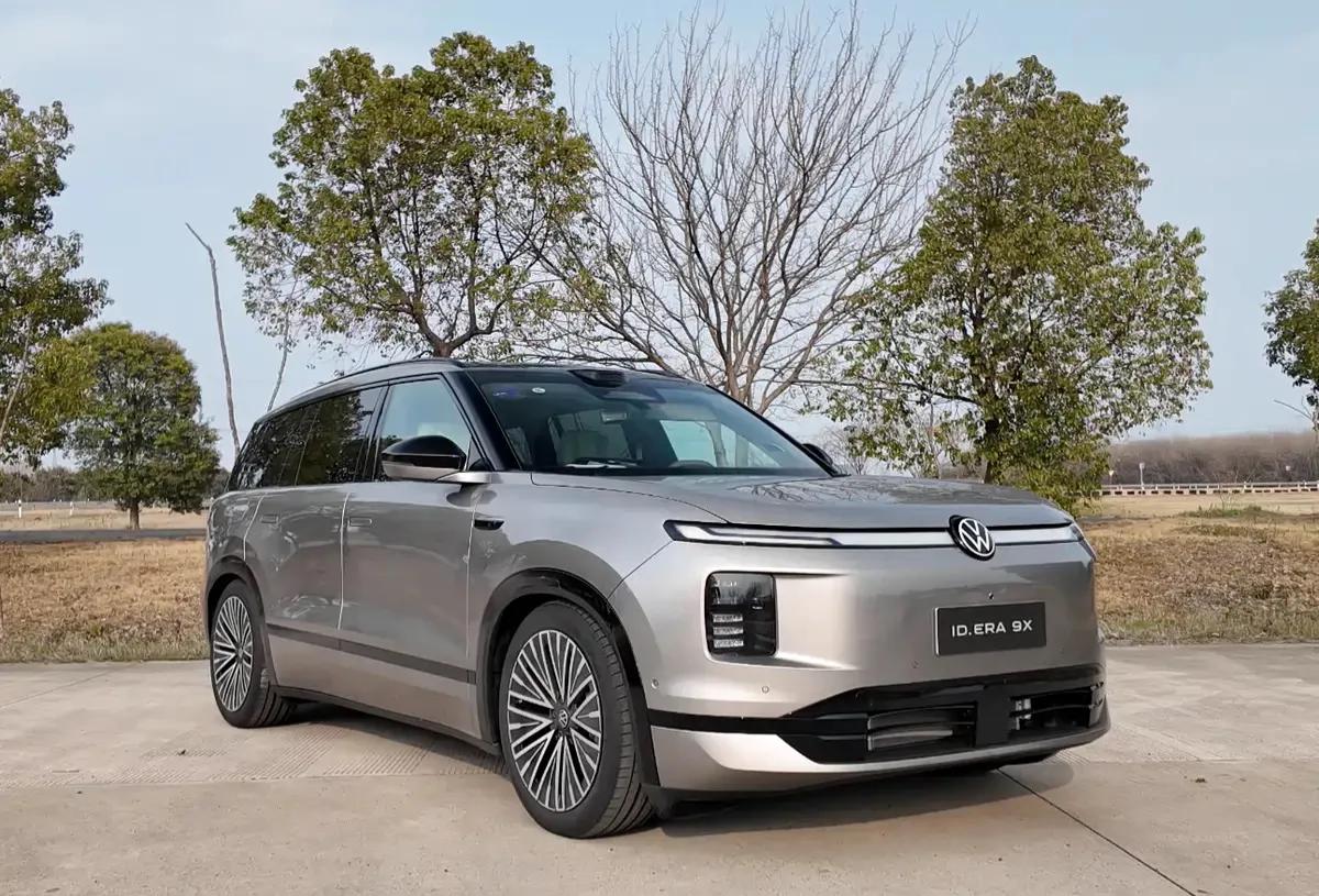 ERA 9X给你表演：📱 前排15.6英寸双联屏、后排21.4英寸吸顶屏、后排