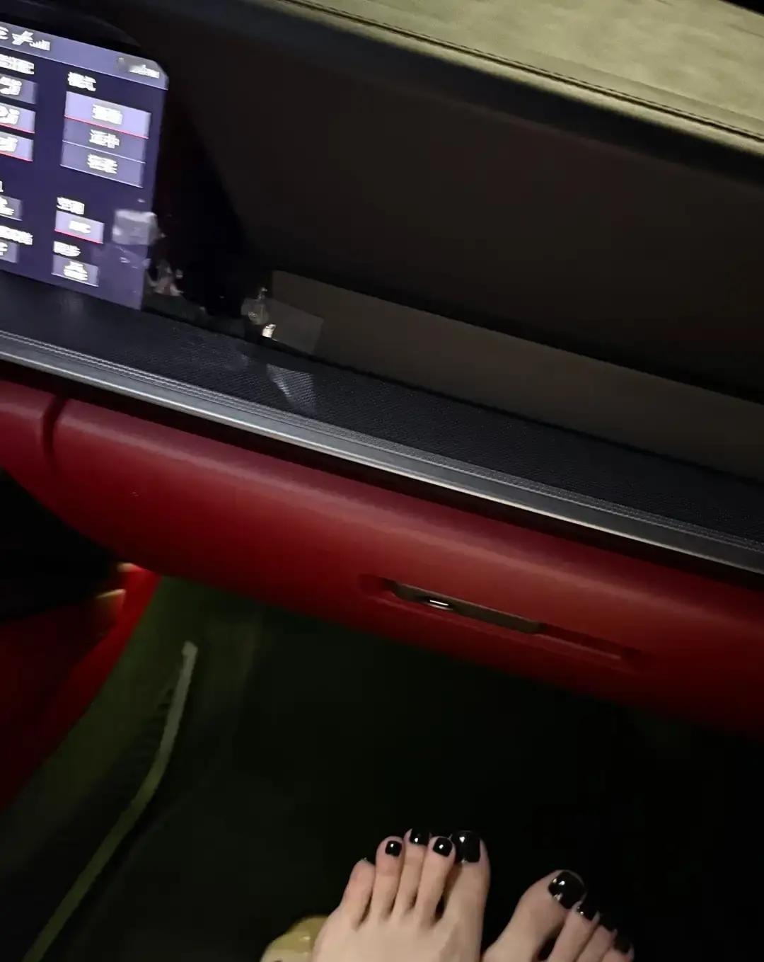 黑甲碎钻一上车，黄皮秒变冷白皮
 
刚做完亮黑+碎钻，开车回家那段路像开了美颜。