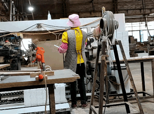 10年没加工资了，今年工厂老放假，挣不到钱忧心忡忡。以前还吃3元的肠粉早餐，现在