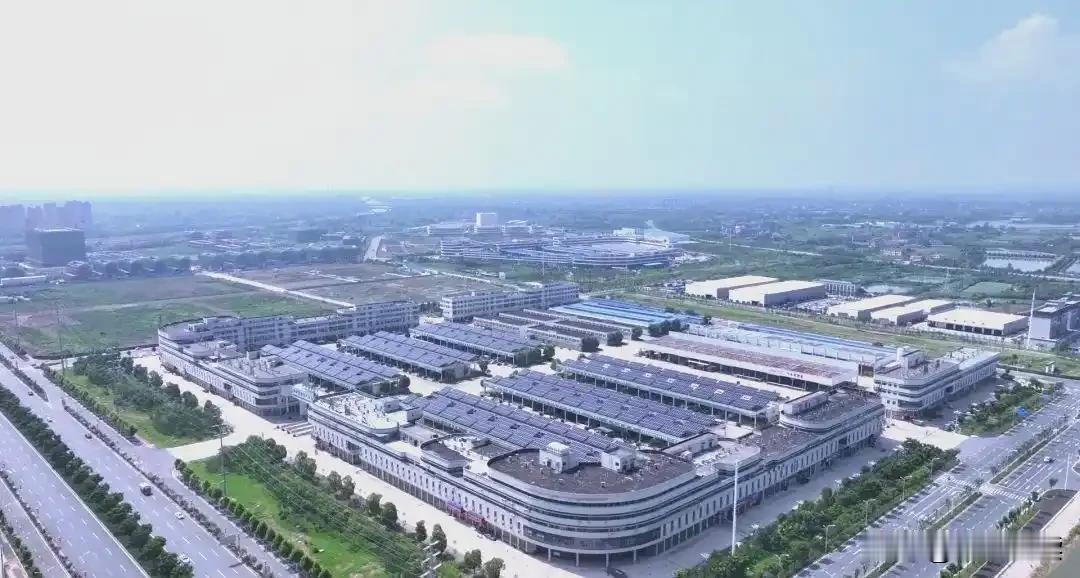 荆州两湖市场要搬家了。老两湖市场在荆沙大道边上蹲了十五年，从一个郊区市场长成了全