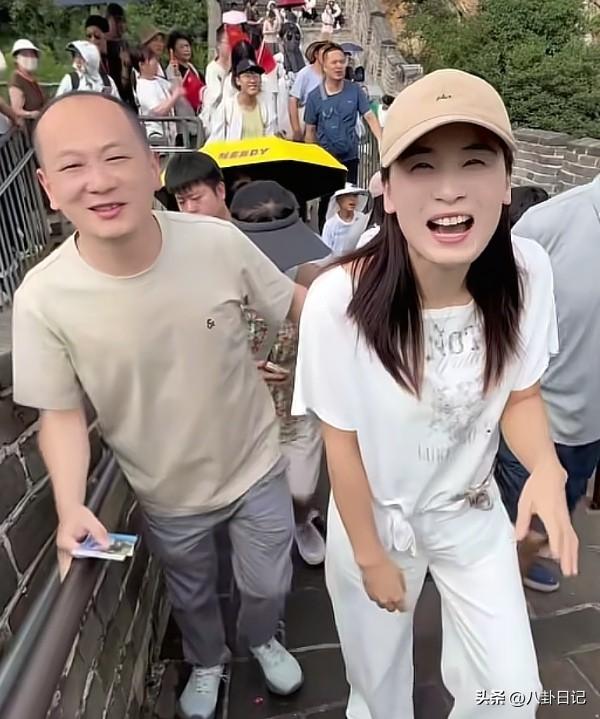 这真是太暖心太细心了！瑾汐二哥陪瑾汐爬长城，总是在后面用手护着瑾汐，这画面像是爸