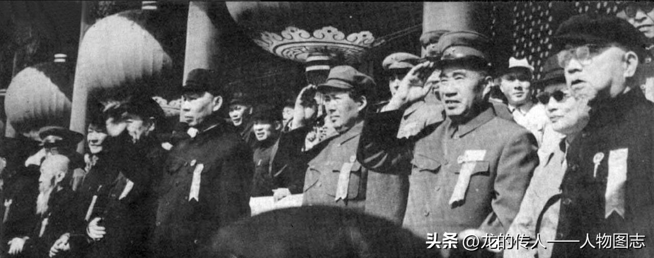 1951年10月1日毛主席、朱德、刘少奇、宋庆龄、李济深、周恩来等在天安门城楼上