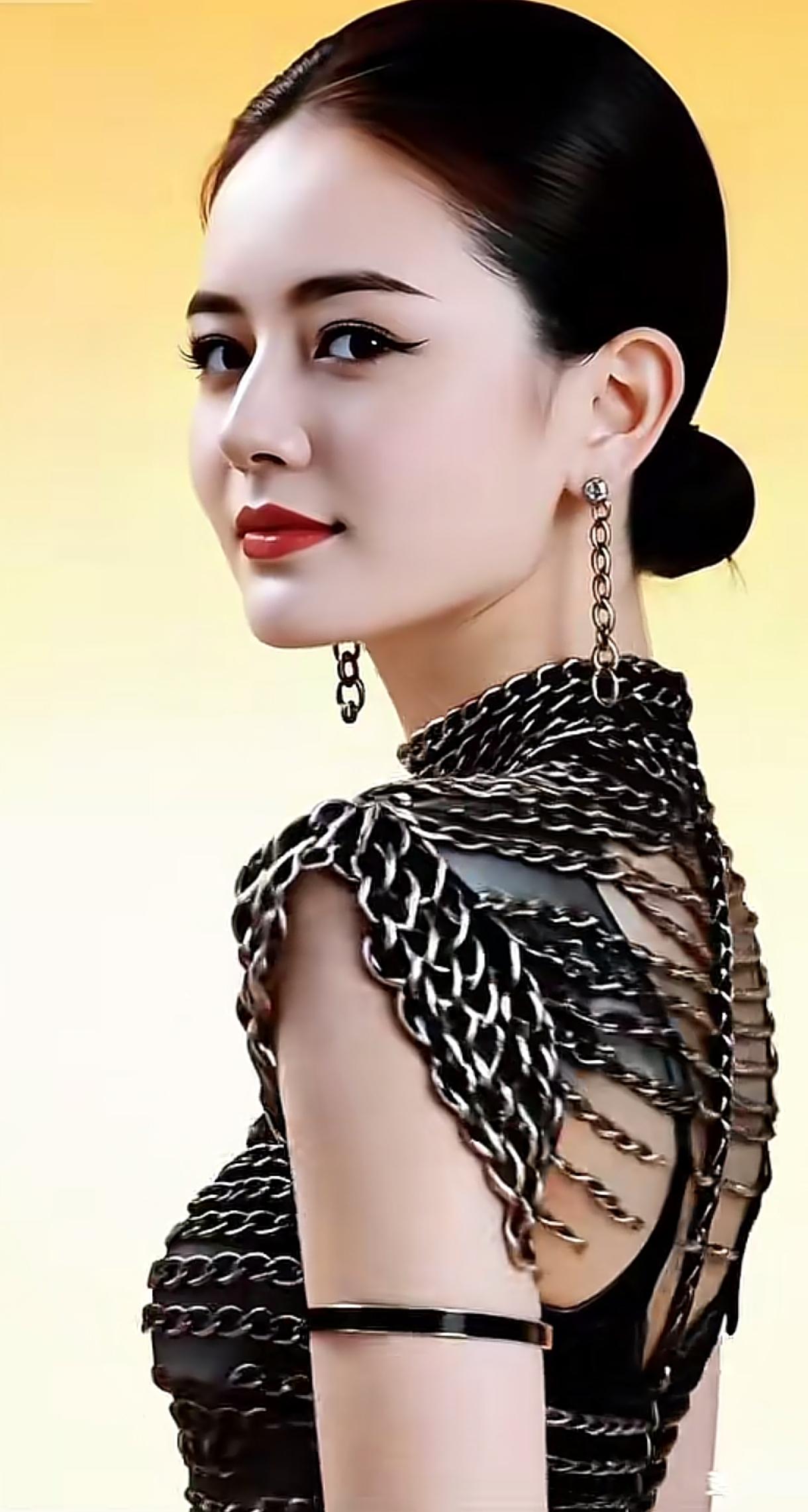 金属链条装饰的露肩连衣裙，搭配精致耳环，尽显现代摩登风格！今日分享随手拍照片 抹