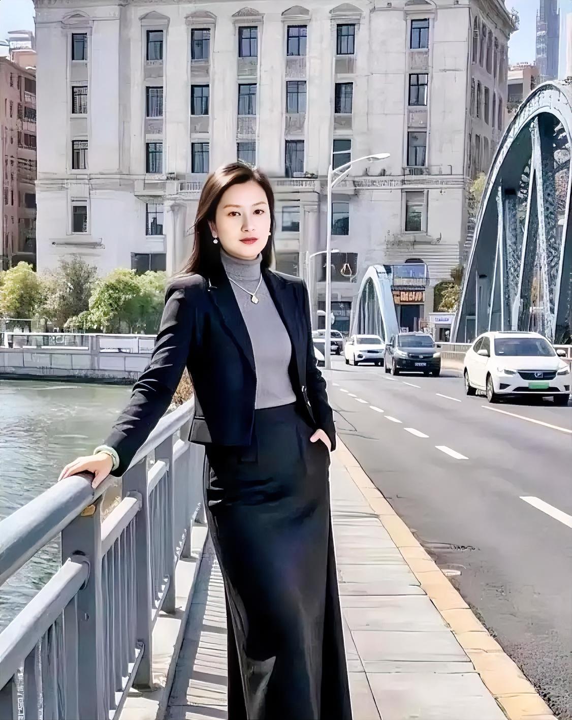 《桥畔风华》

黑西装利落，裁出都市风骨

灰高领温柔，蕴藏内敛从容

拱桥横卧