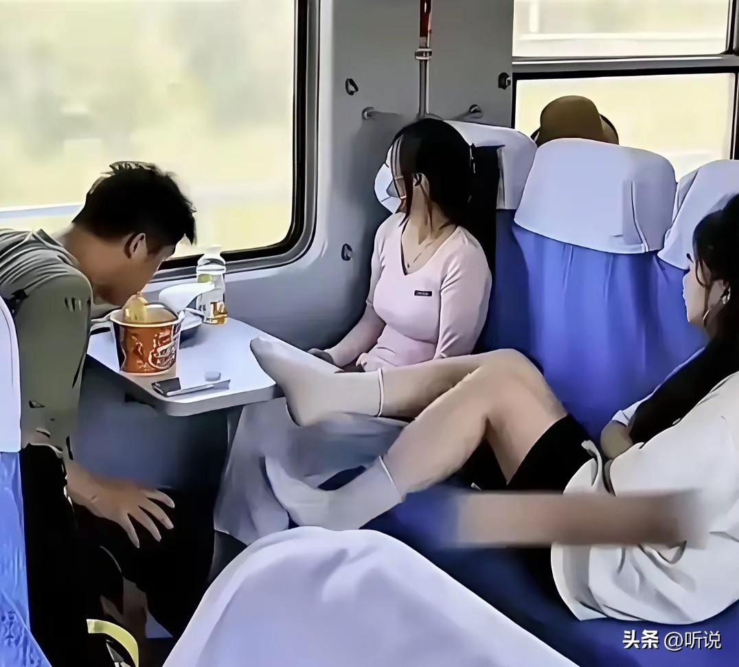 钢铁直男，就这样了还顾着吃泡面呐？