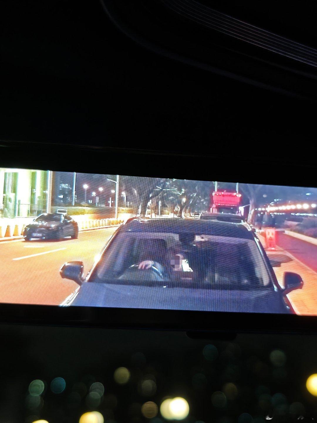 现在流媒体后视镜越来越多，也越来越清晰，有的还带放大功能……如果想在车里独享隐私