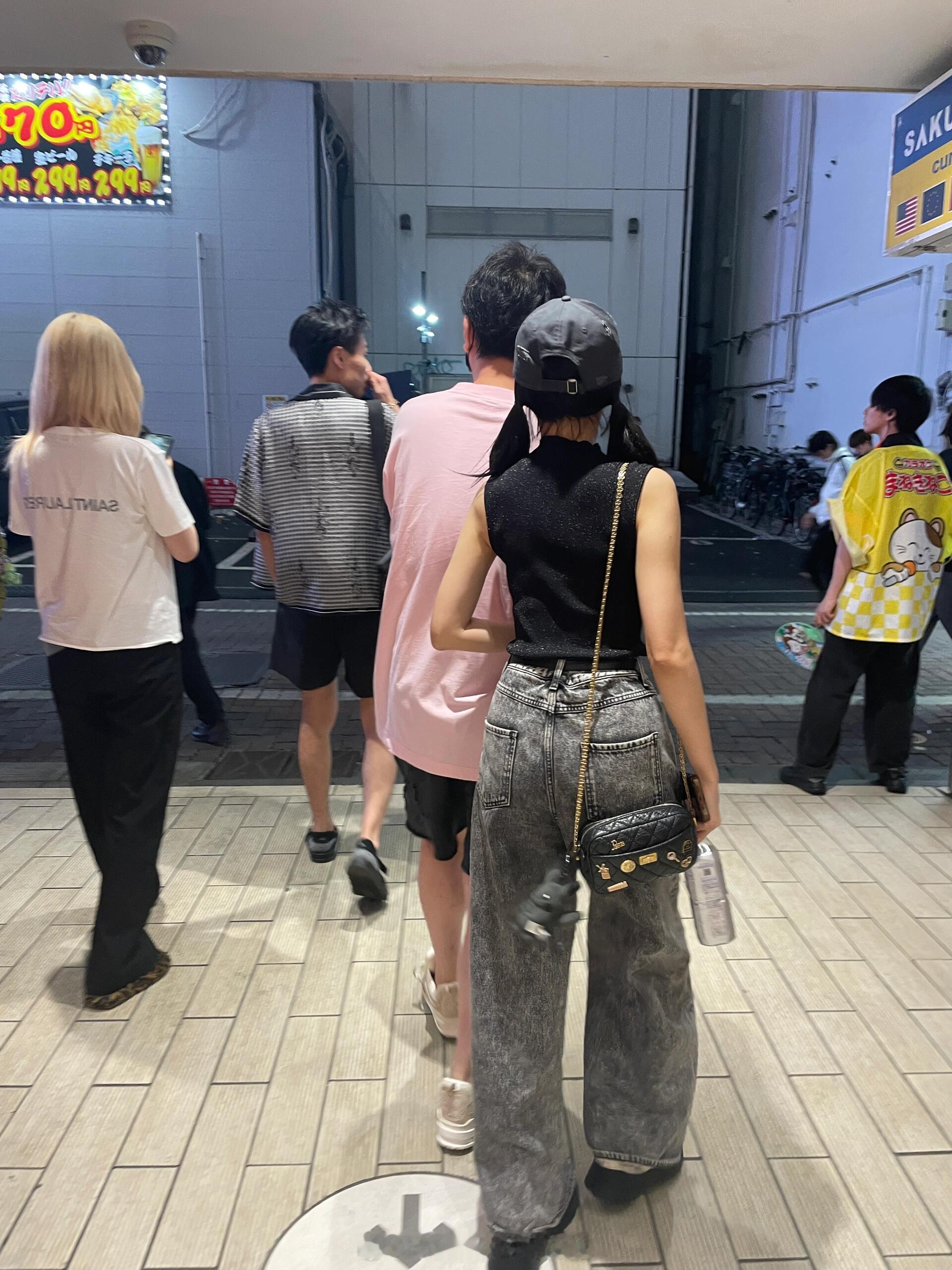 刚刚新宿偶遇王思聪带前女友小肉安和另外一位网红吃海底捞[并不简单]真不愧是日本华