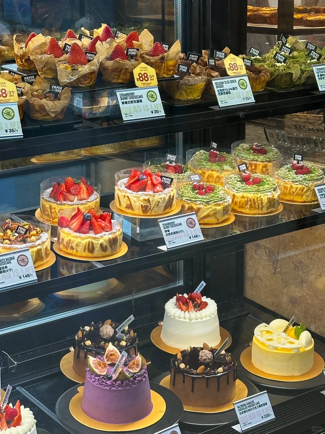 羡慕广州人！！！一柜子蛋糕好好吃。。。。😭