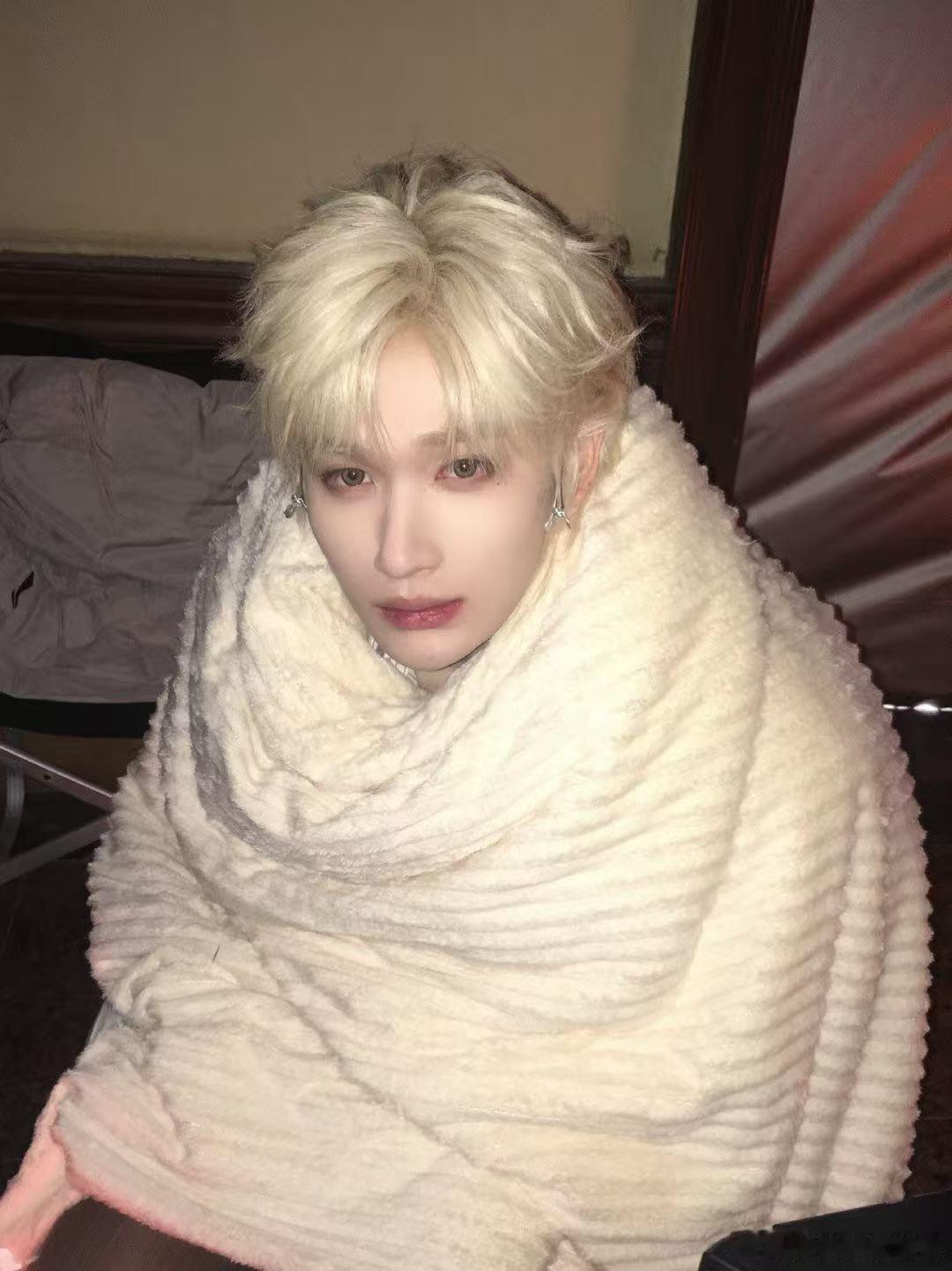 余宇涵回应舞台喊师兄好 余宇涵舞台下意识喊师兄好的瞬间太甜了，本来在认真表演，看