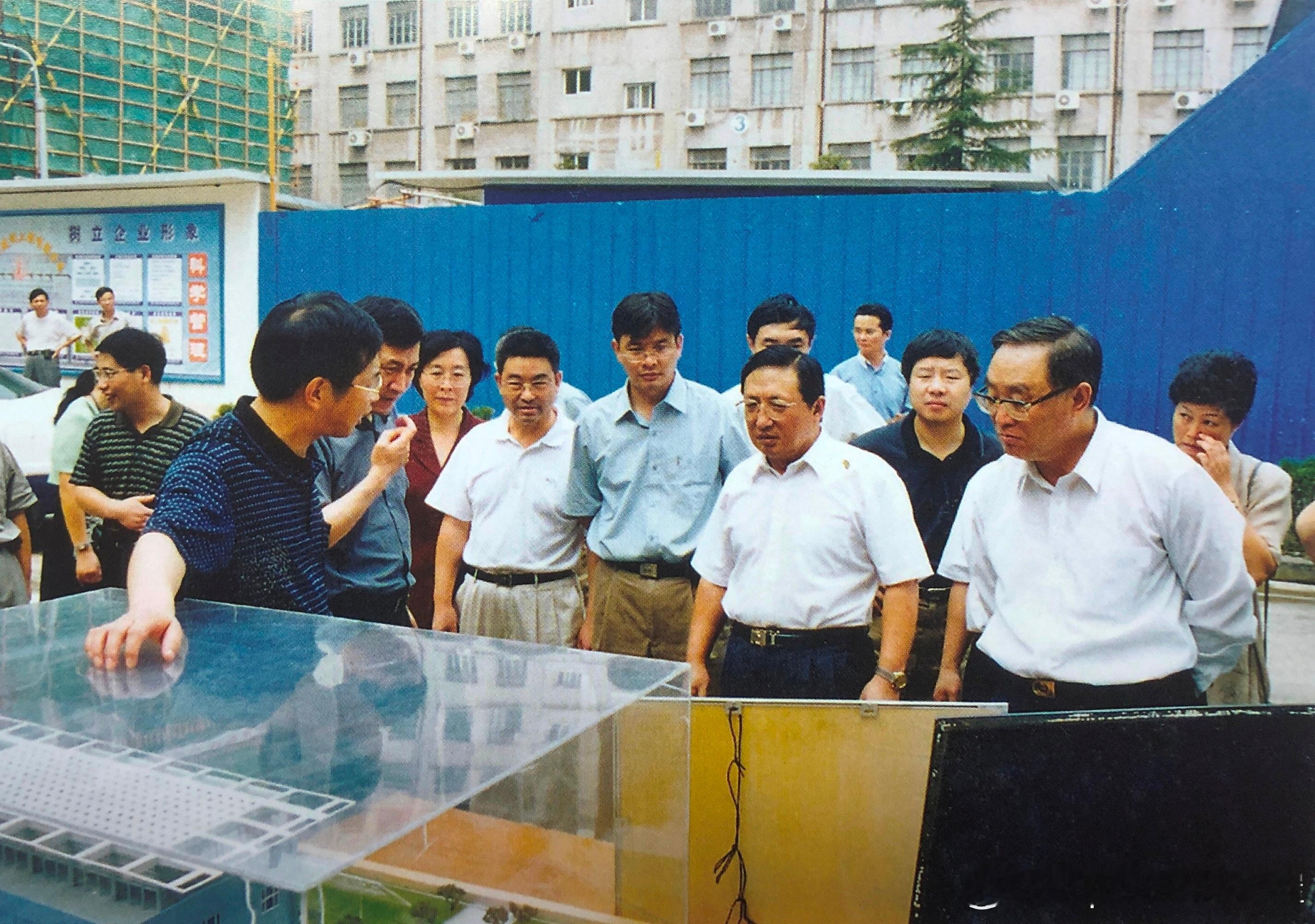 2002年8月21日国防科工委主任刘积斌（前排右二）、副主任栾恩杰（前排右一）视