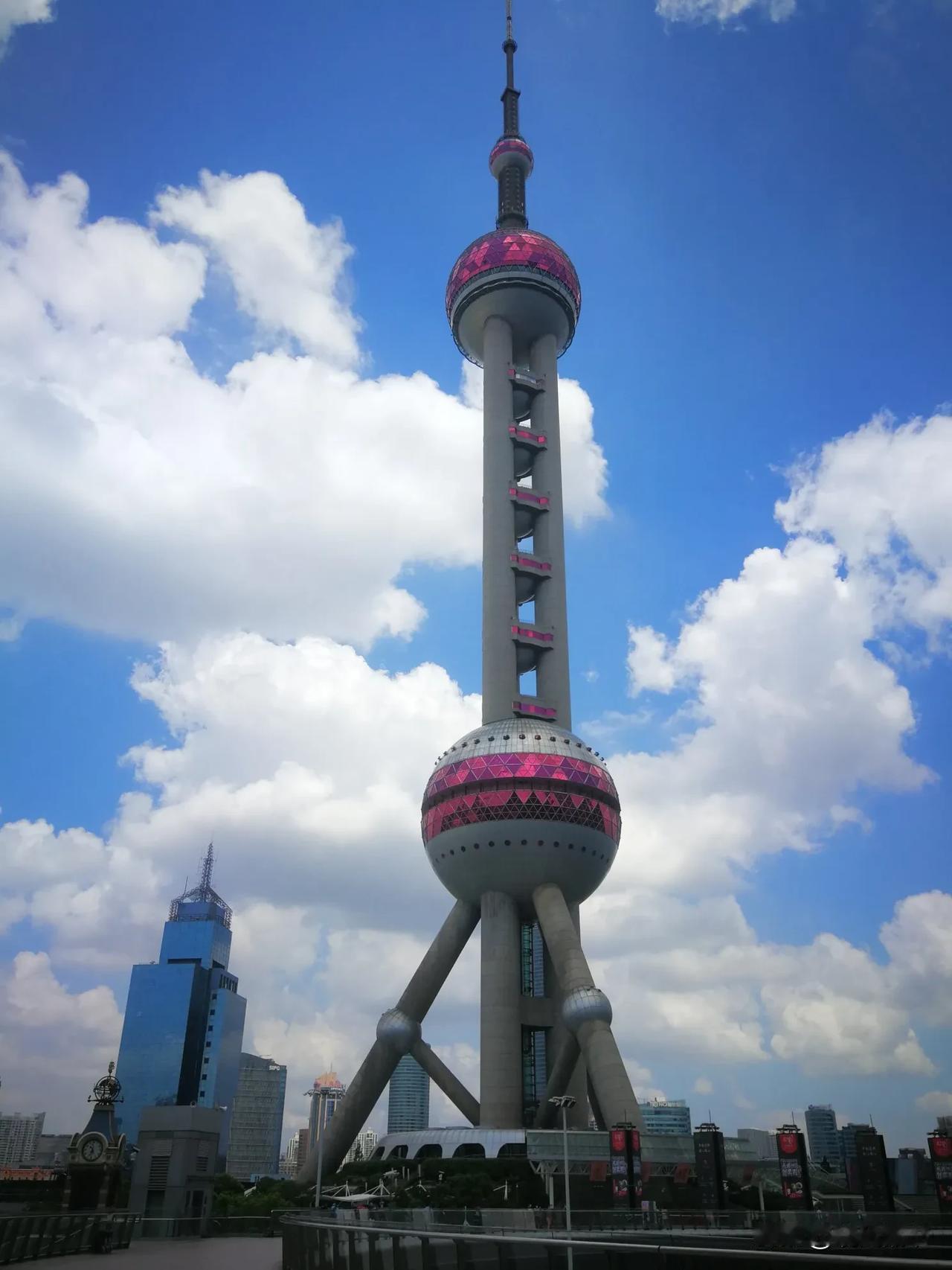 上海有诸多地方，并非仅仅是一个行政区域的名称，也不只是一座建筑物或者地理位置这么