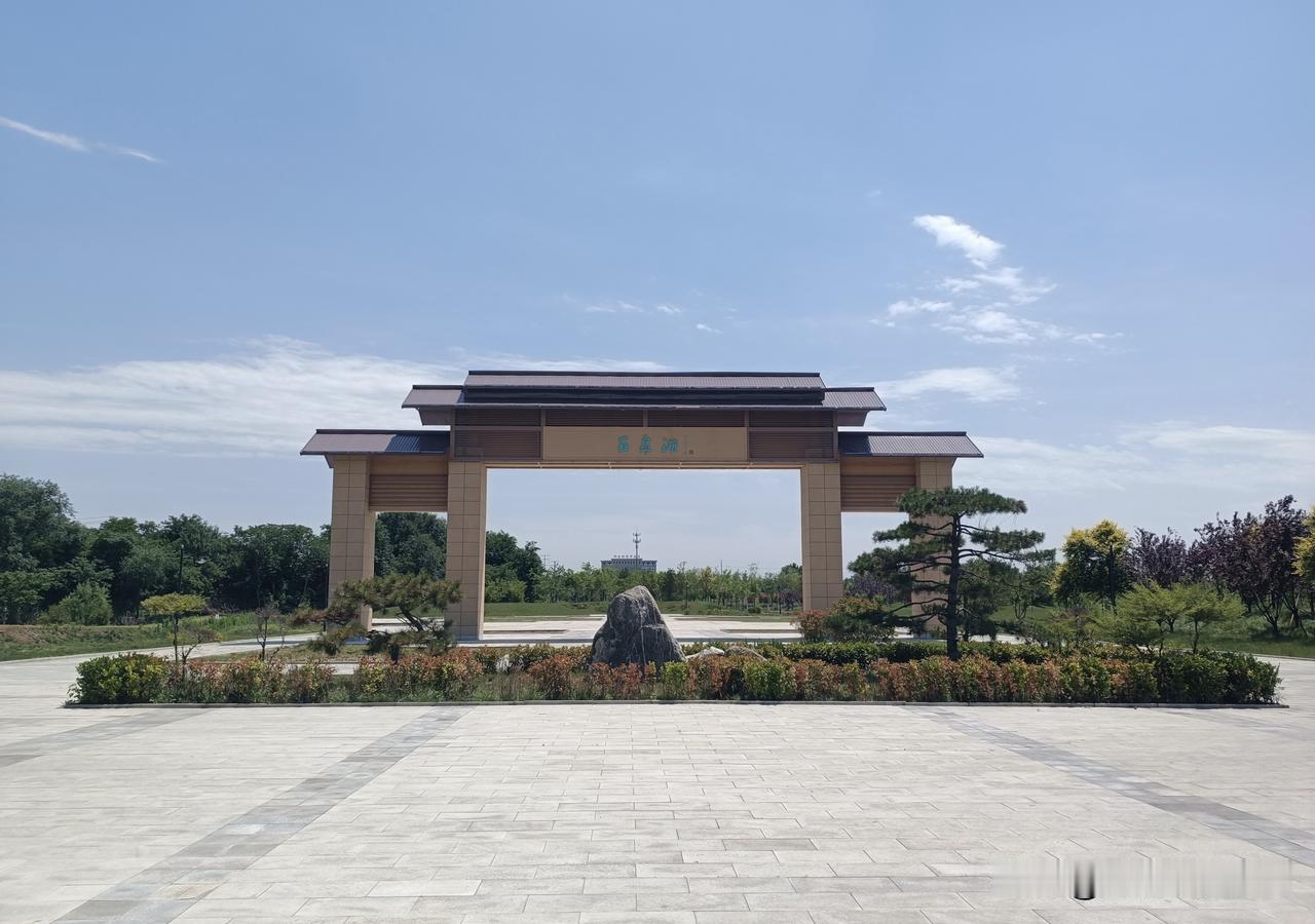 如画百泉湖——

百泉湖是邢台“太行泉城”标志性水景，坐落于七里河南岸，水域宽阔