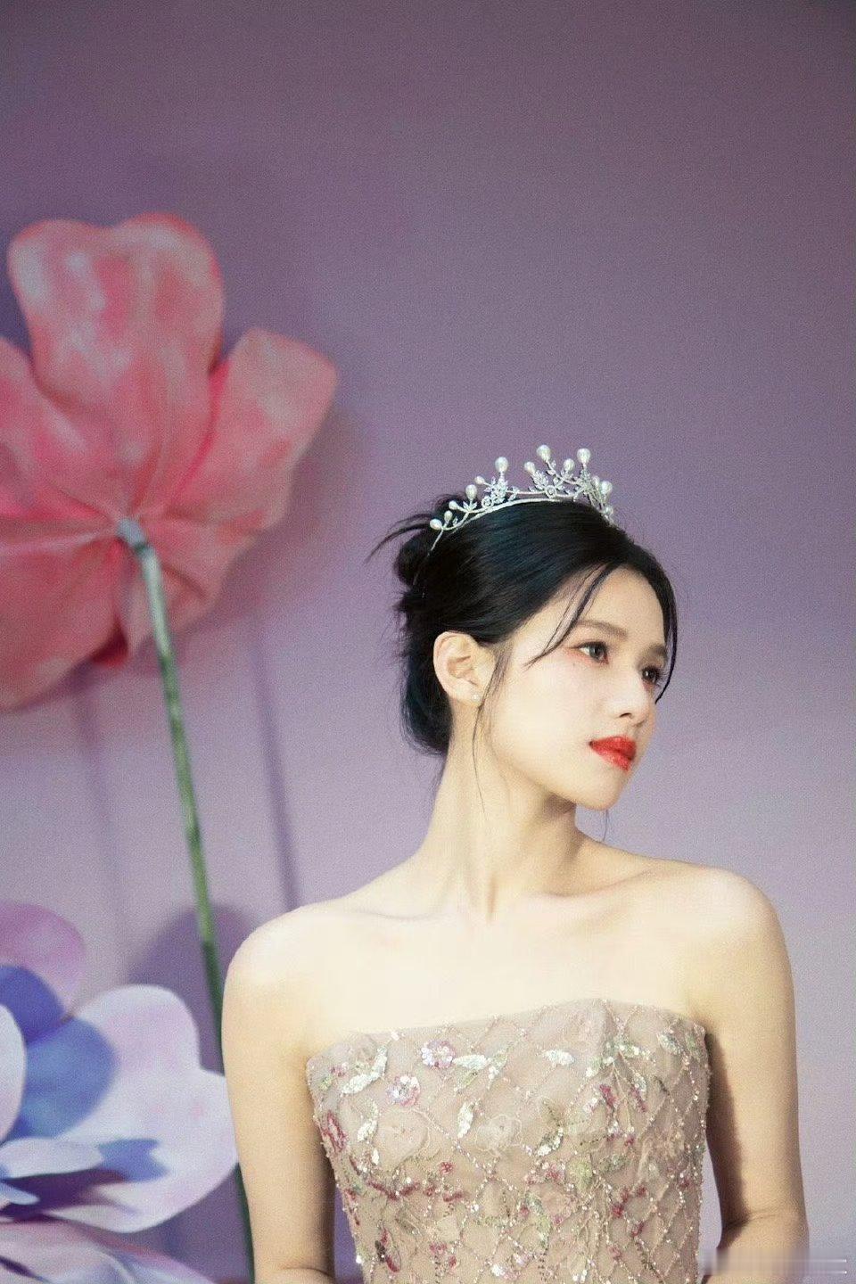 #张婧仪花房公主#不论何种风格，张婧仪都能轻松驾驭，她的每一张图片都足以成为完美