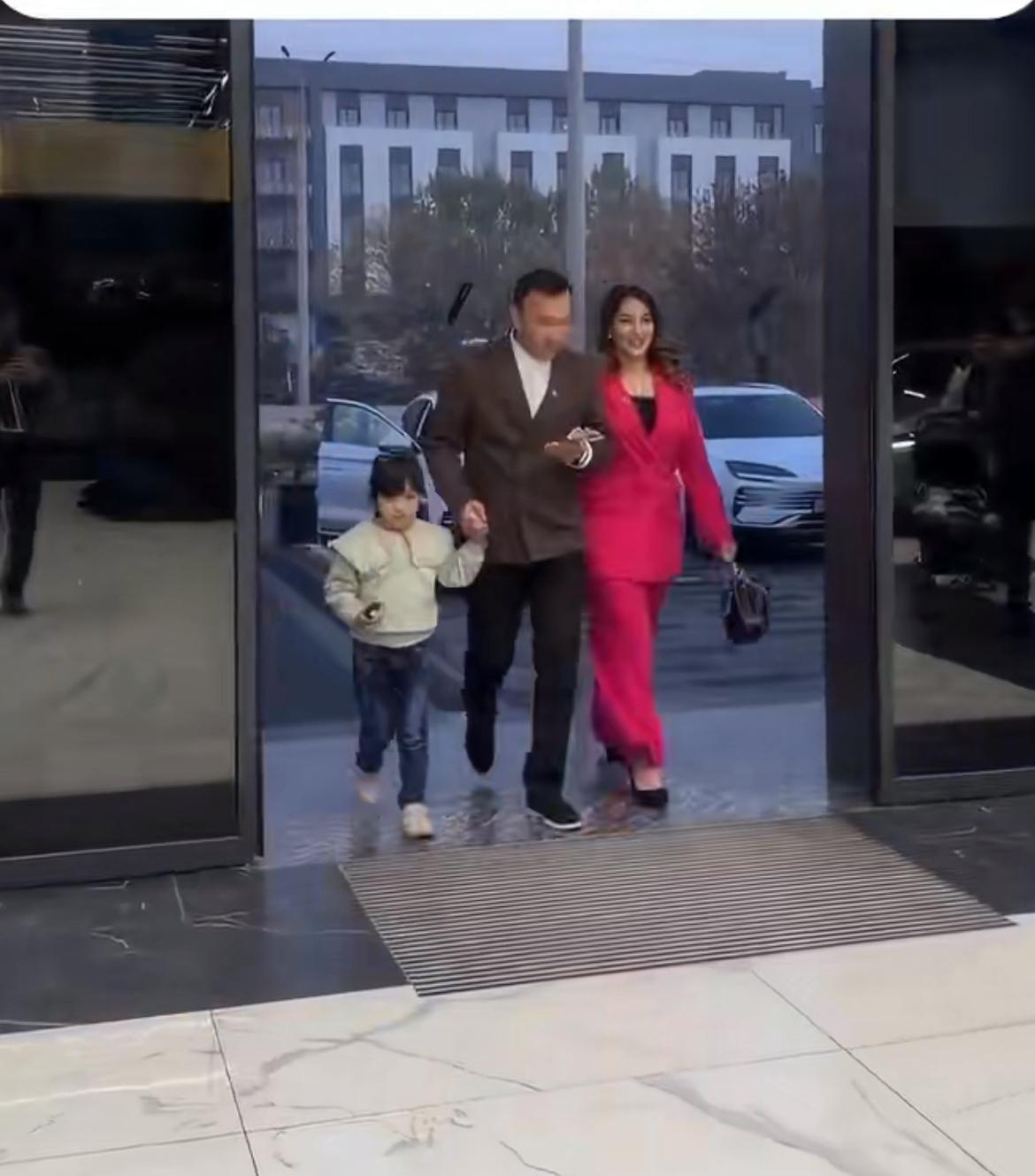 不愧是进口车啊，国外比亚迪提车的仪式感拉满，一家三口满脸幸福地走入门店